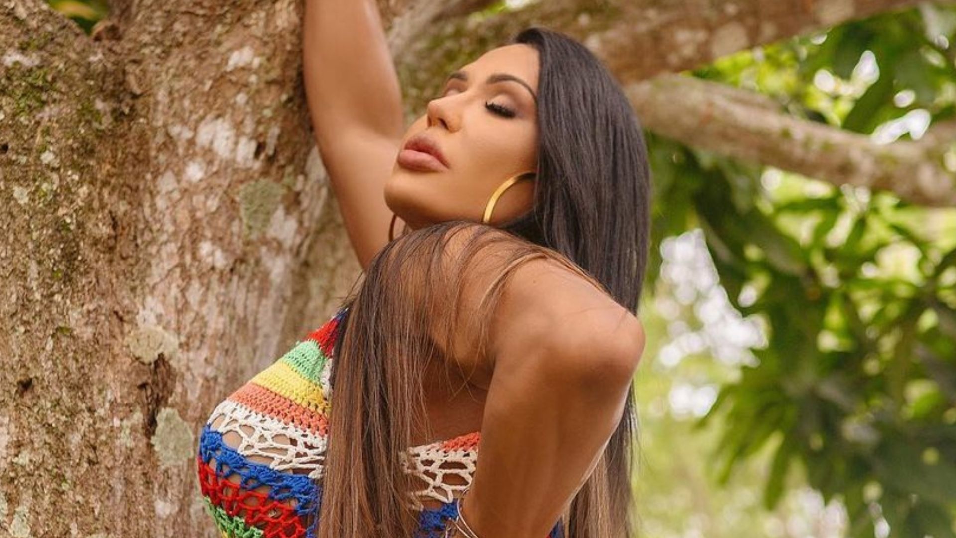De microvestido, Gracyanne Barbosa ergue a perna e exibe polpa do bumbum: “Tudo”