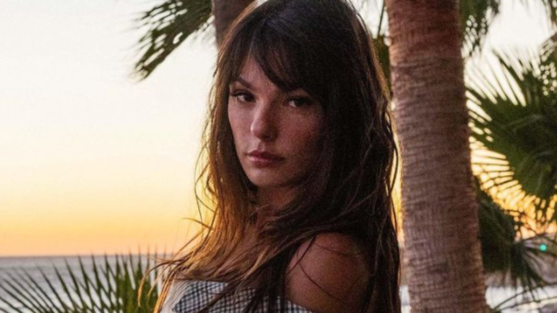 Isis Valverde posa de barriga de fora e choca fãs: “Isso não pode ser real”