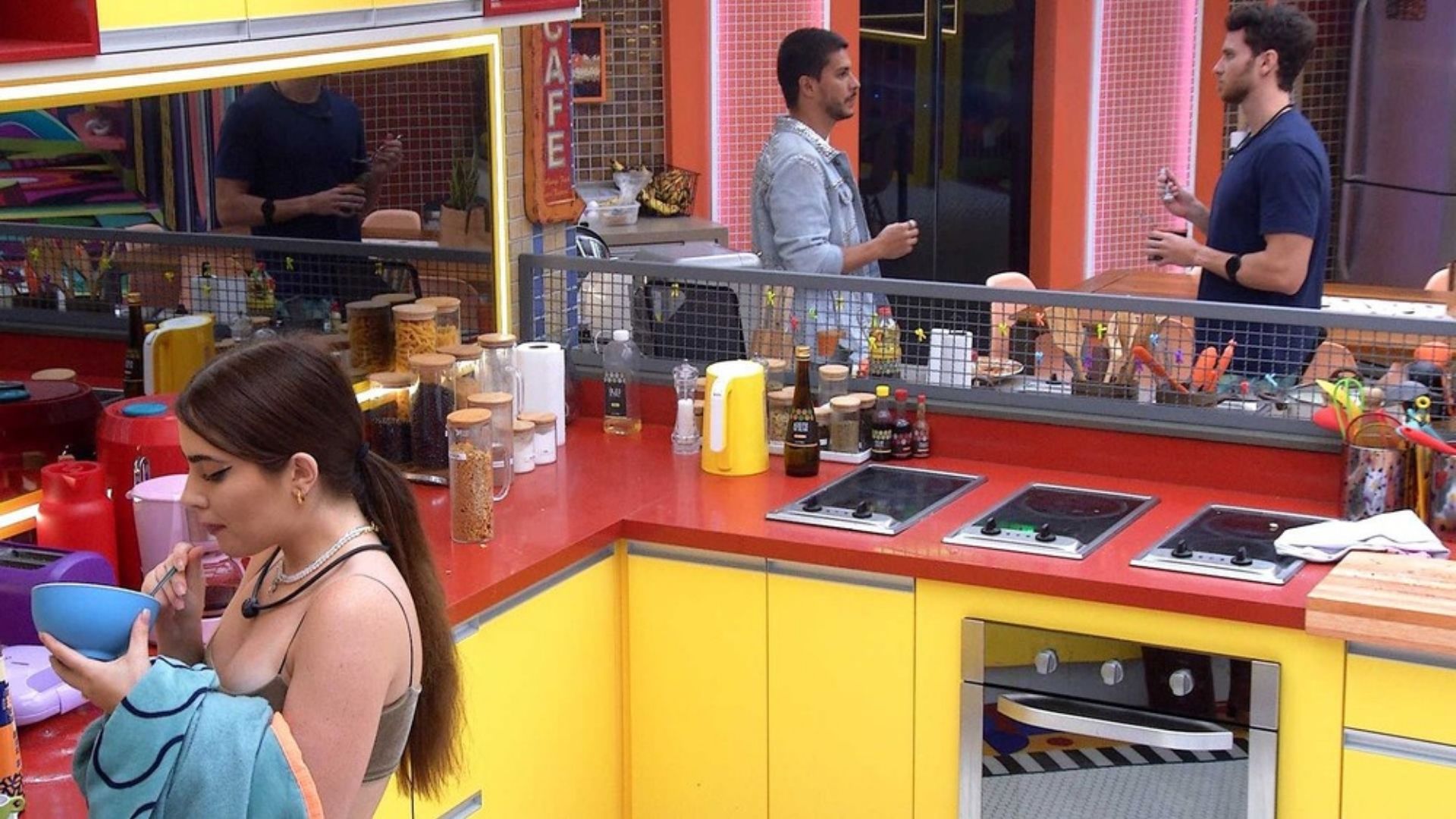 BBB22: Jade faz cena para espionar conversa de Arthur Aguiar: “Eu entendi”