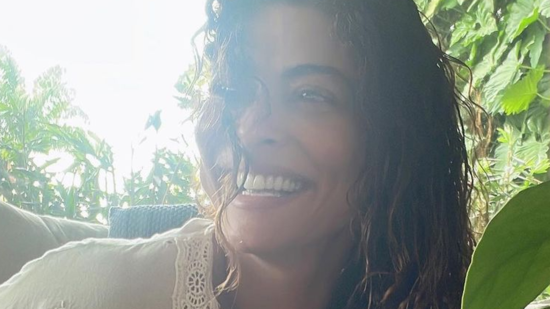 Juliana Paes posa com shortinho minúsculo e faz sucesso: “Par de pernas”