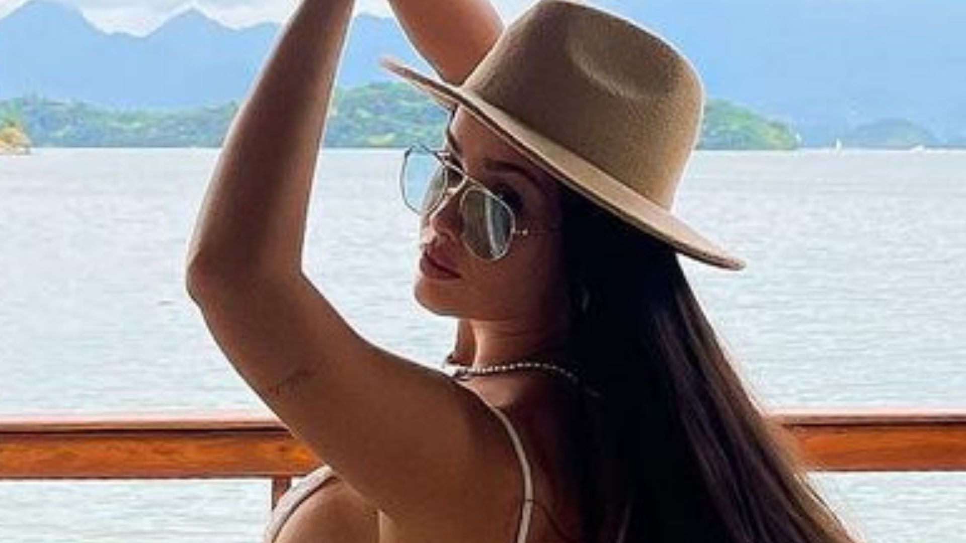 De ladinho, ex-BBB Juliette Freire exibe curvas em fio-dental luxuoso: “Única”