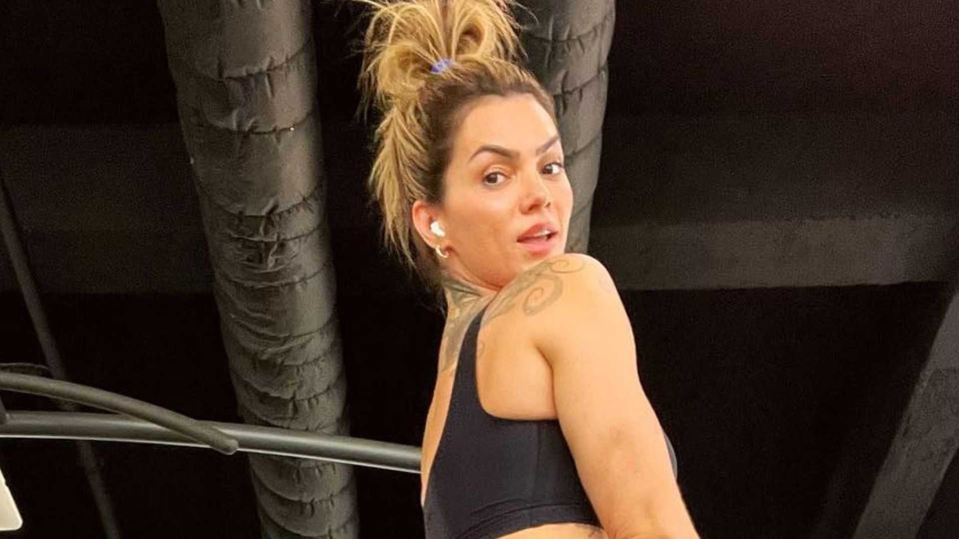 Kelly Key surge pós treino com look justinho e exibe bumbum gigante: “Deusa”