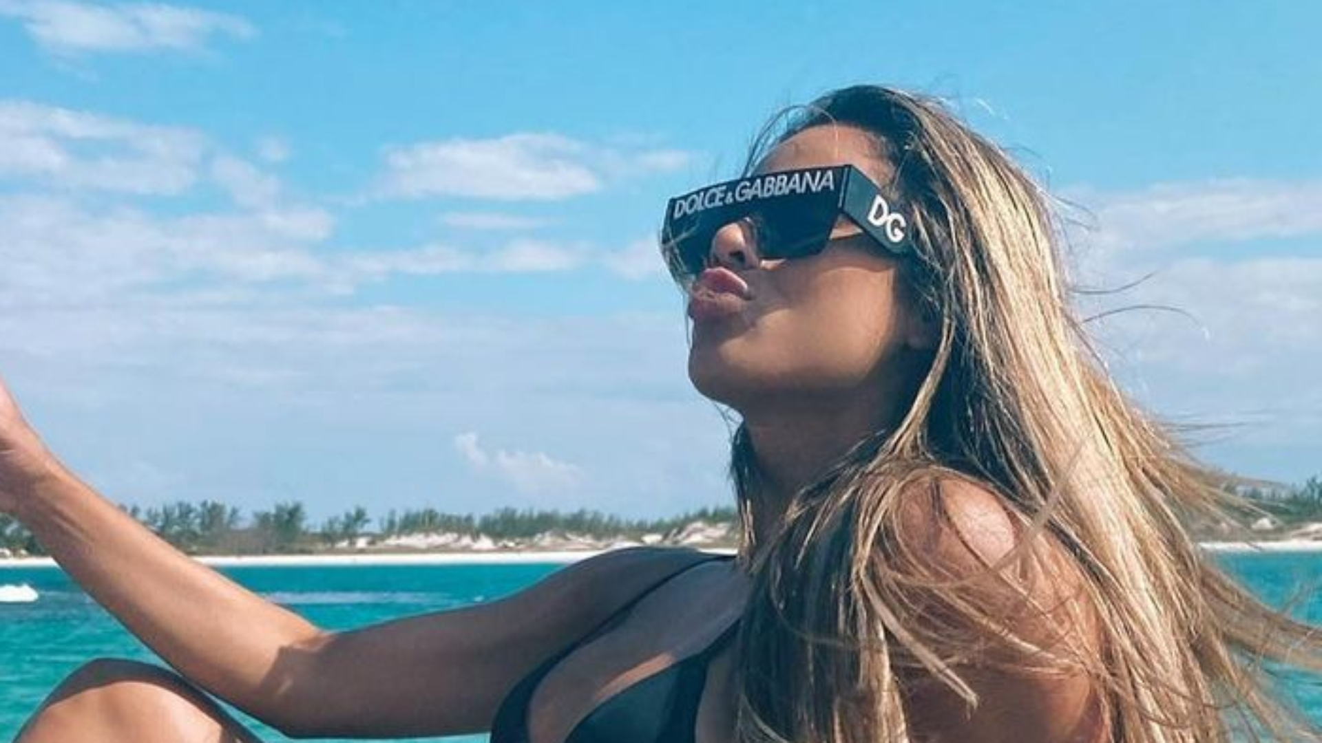 De biquíni fininho, Lexa mostra corpão turbinado aos 27 anos: “Sonho”