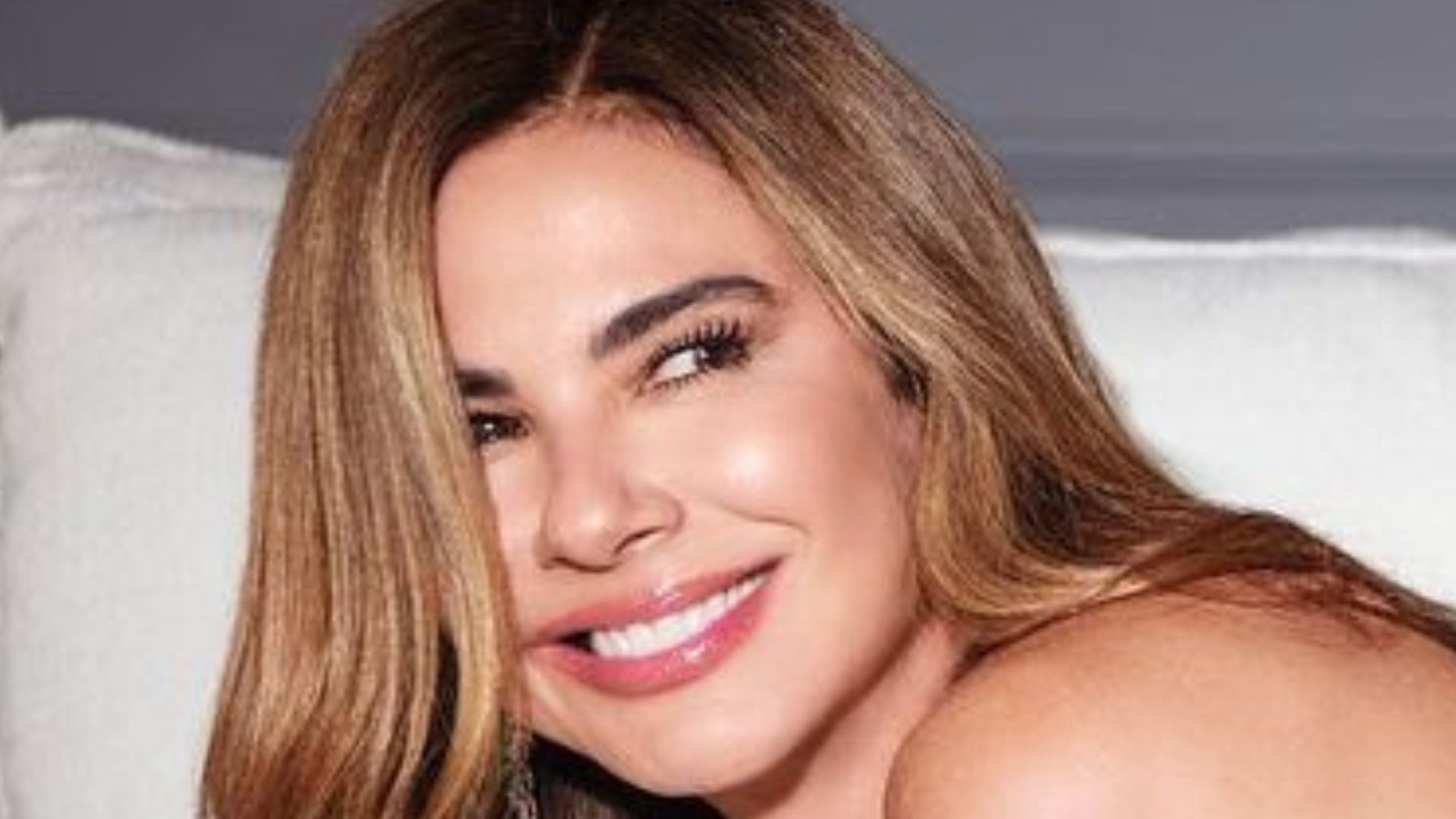 De topless, Luciana Gimenez sensualiza apenas de calcinha no sofá: “Gostosa”