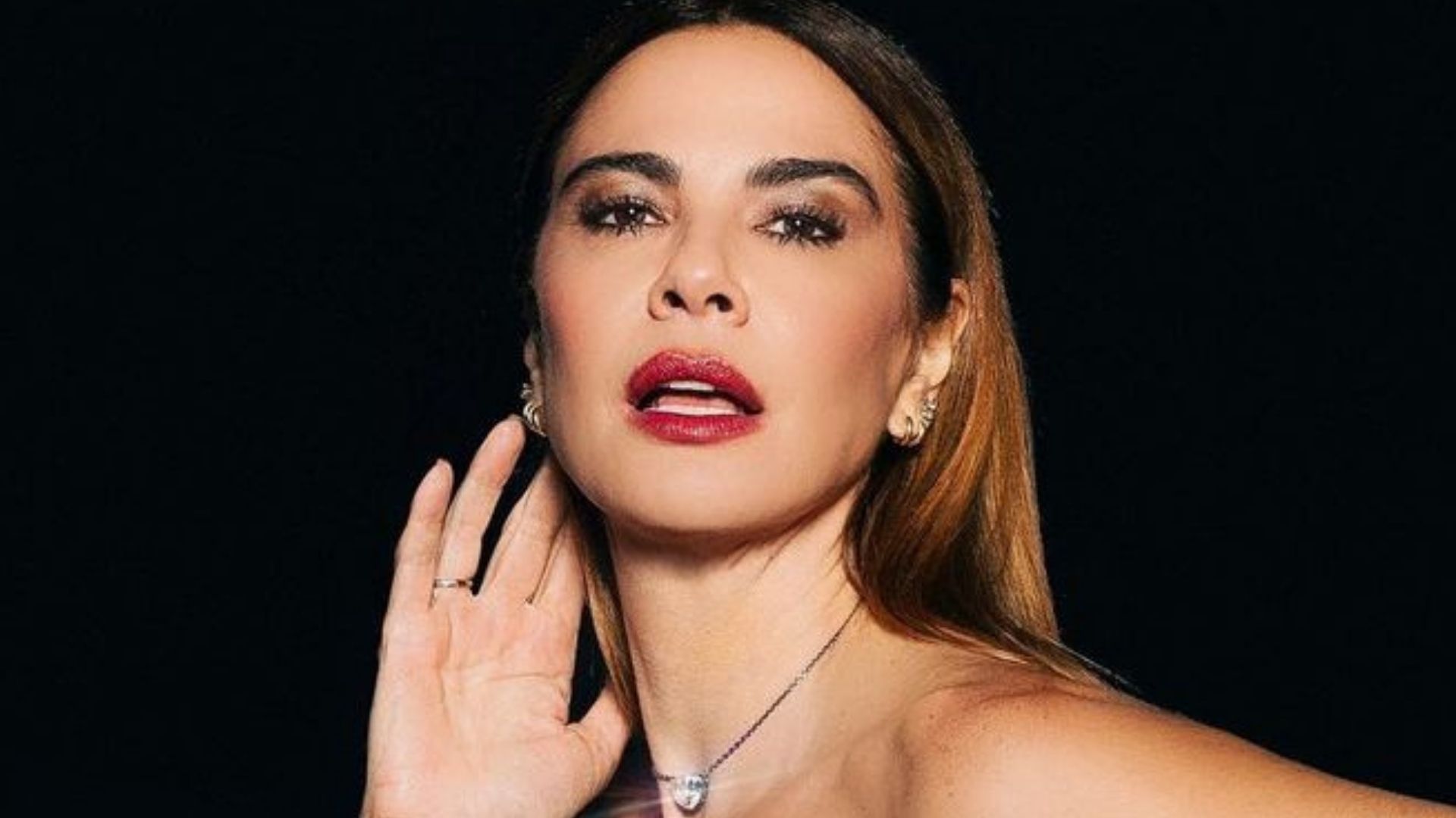 Aos 52 anos, Luciana Gimenez capricha no decote em vestido escandaloso: “Chique”