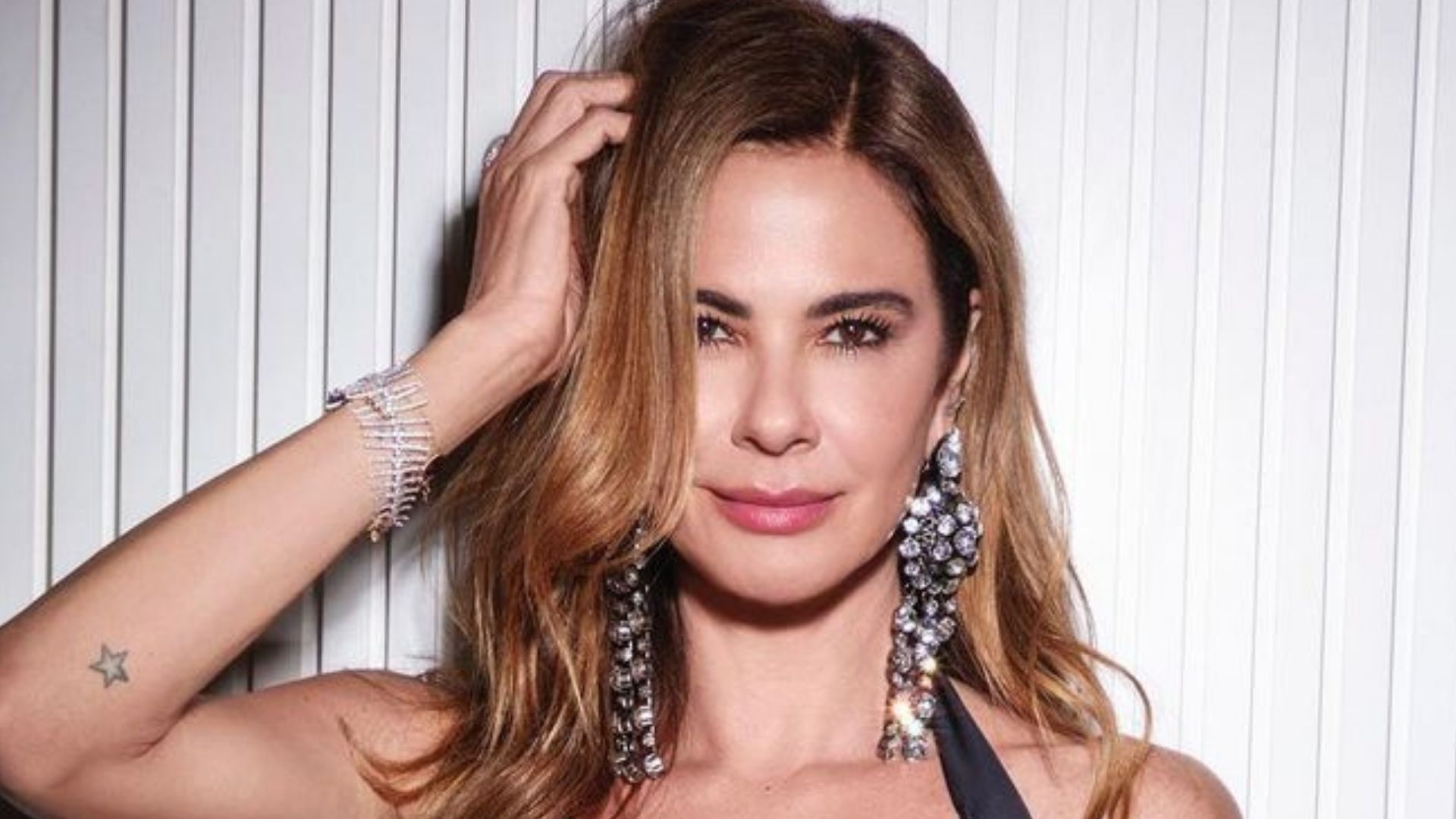 Aos 52 anos, Luciana Gimenez combina decote profundo com fenda alta: “Sexy”
