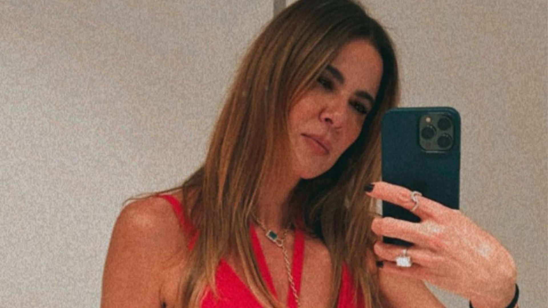 Luciana Gimenez dispensa sutiã em look provocante e seguidores piram: “Delícia”