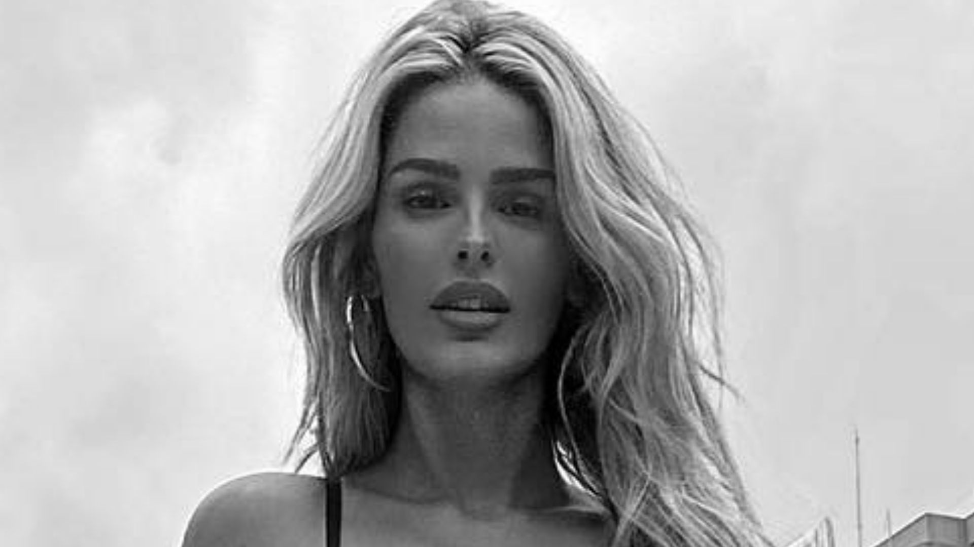 Magérrima, Yasmin Brunet surge de biquíni e exibe barriga trincada: “Sereia”