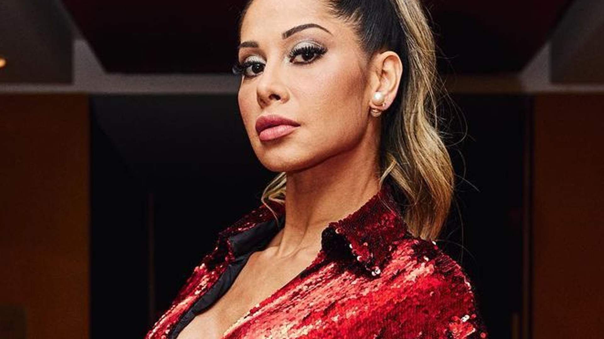 Maíra Cardi arrisca decotão e fenda alta e seguidores alfinetam: “Evangélica?”