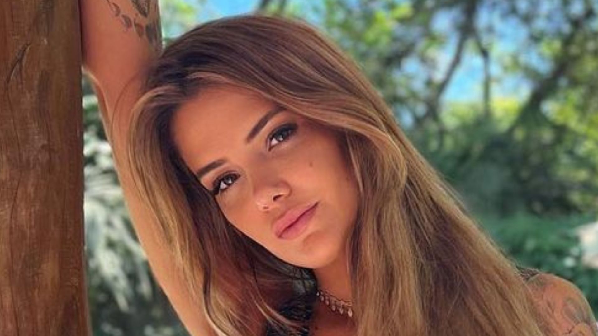 De biquíni, ex-BBB Marcela Mc Gowan posa de perna aberta e fãs piram: “Deusa”