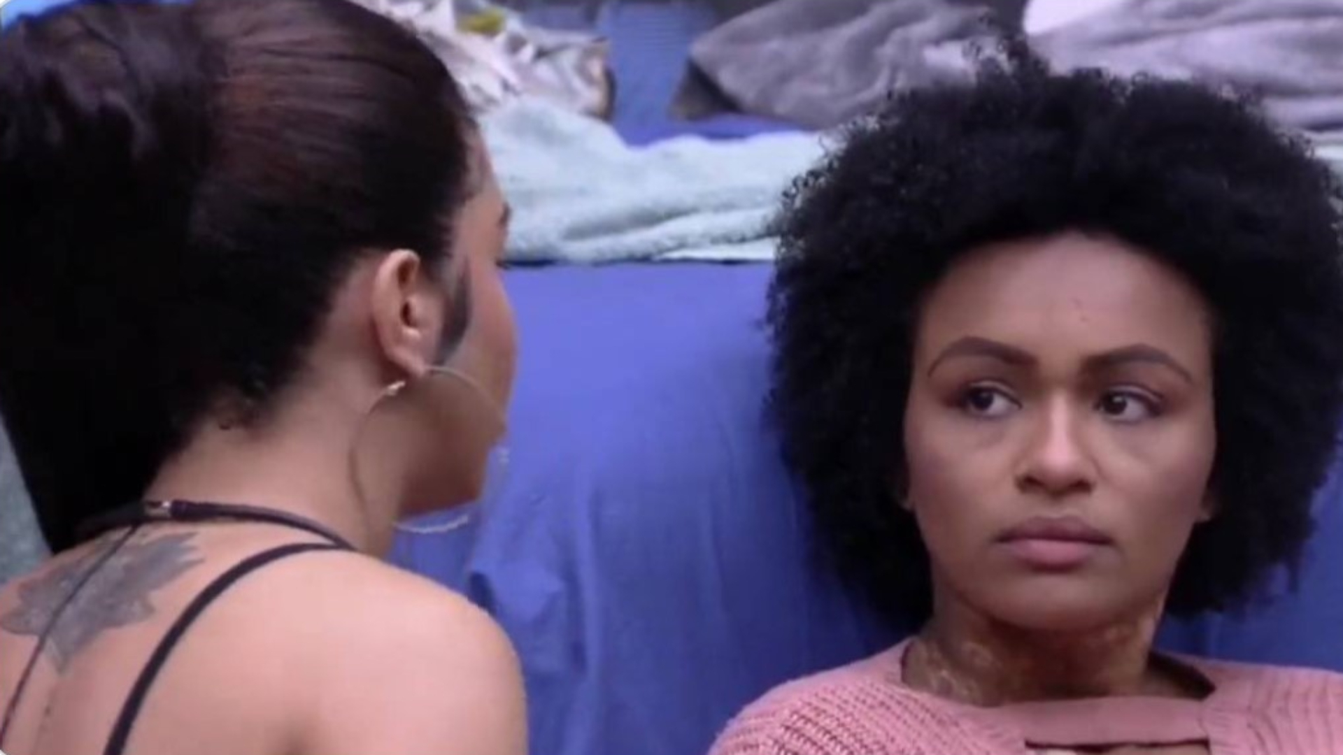 BBB22: Maria se desculpa por incidente com balde e web não perdoa: “Falsa”