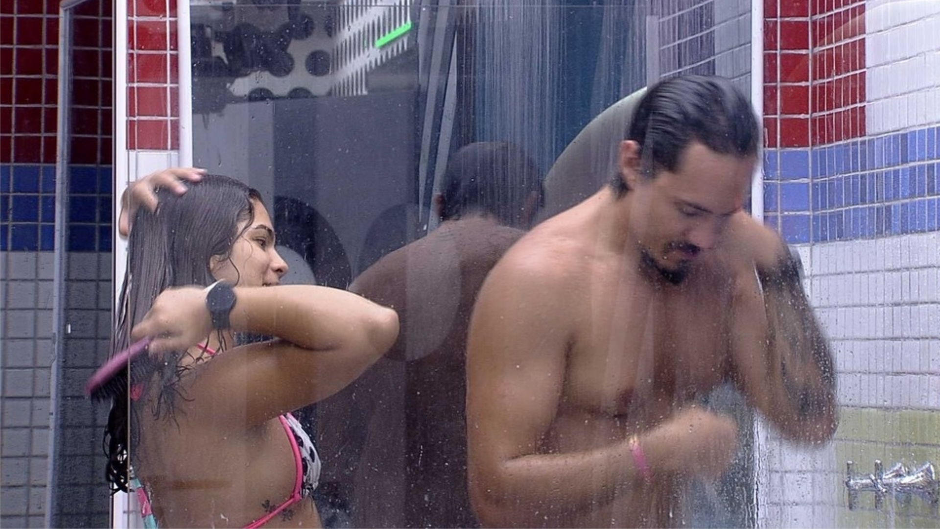 BBB22: Maria nota detalhe nas costas de Eli no banho e brinca: “Ai, que inveja”