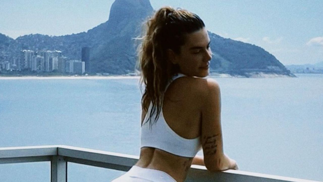 Esposa de Cauã Reymond posa após treino e elogia o próprio bumbum: “Lindo”