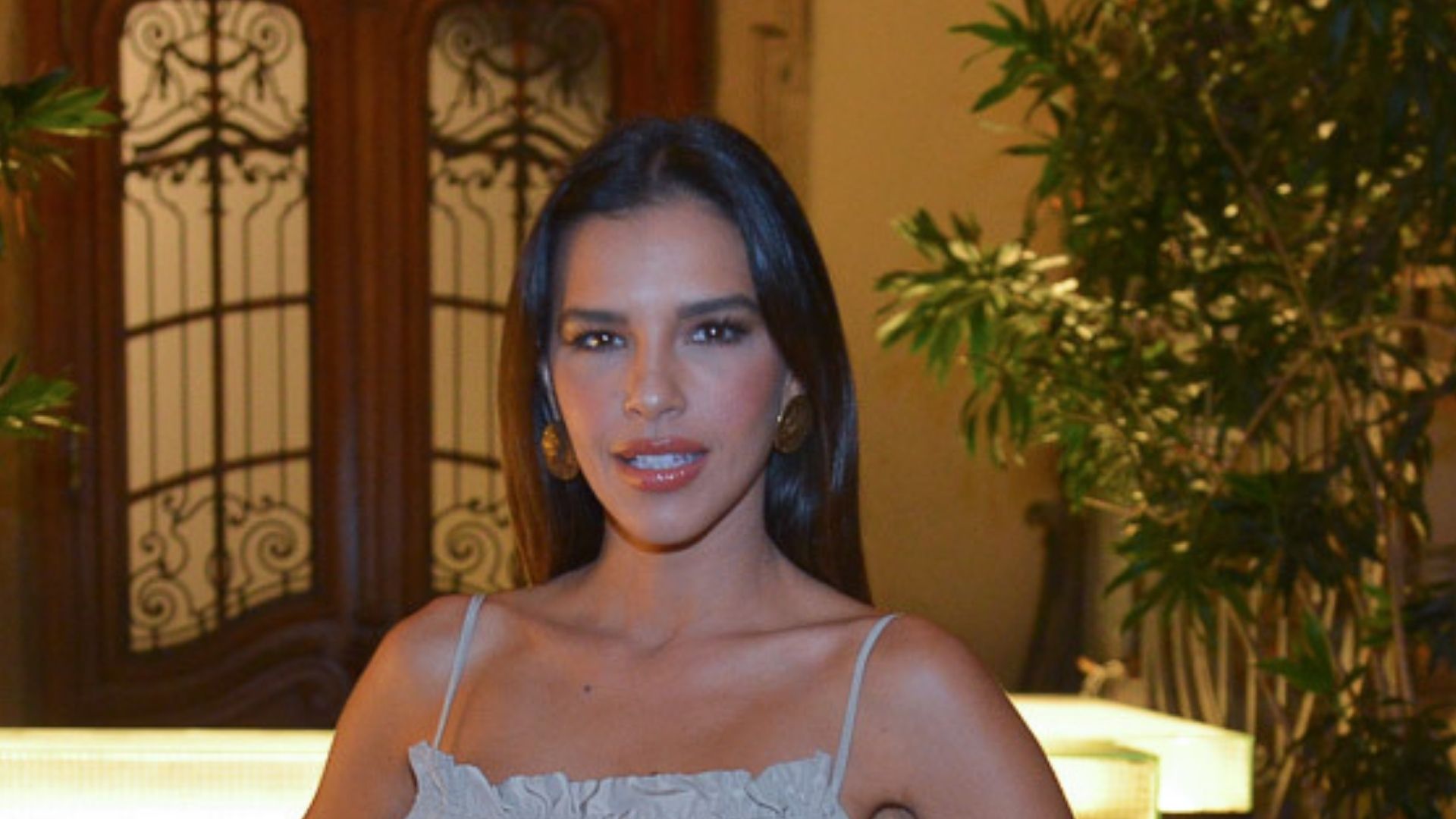 Espetáculo! Mariana Rios dispensa sutiã e vai para noitada com vestido ousadíssimo