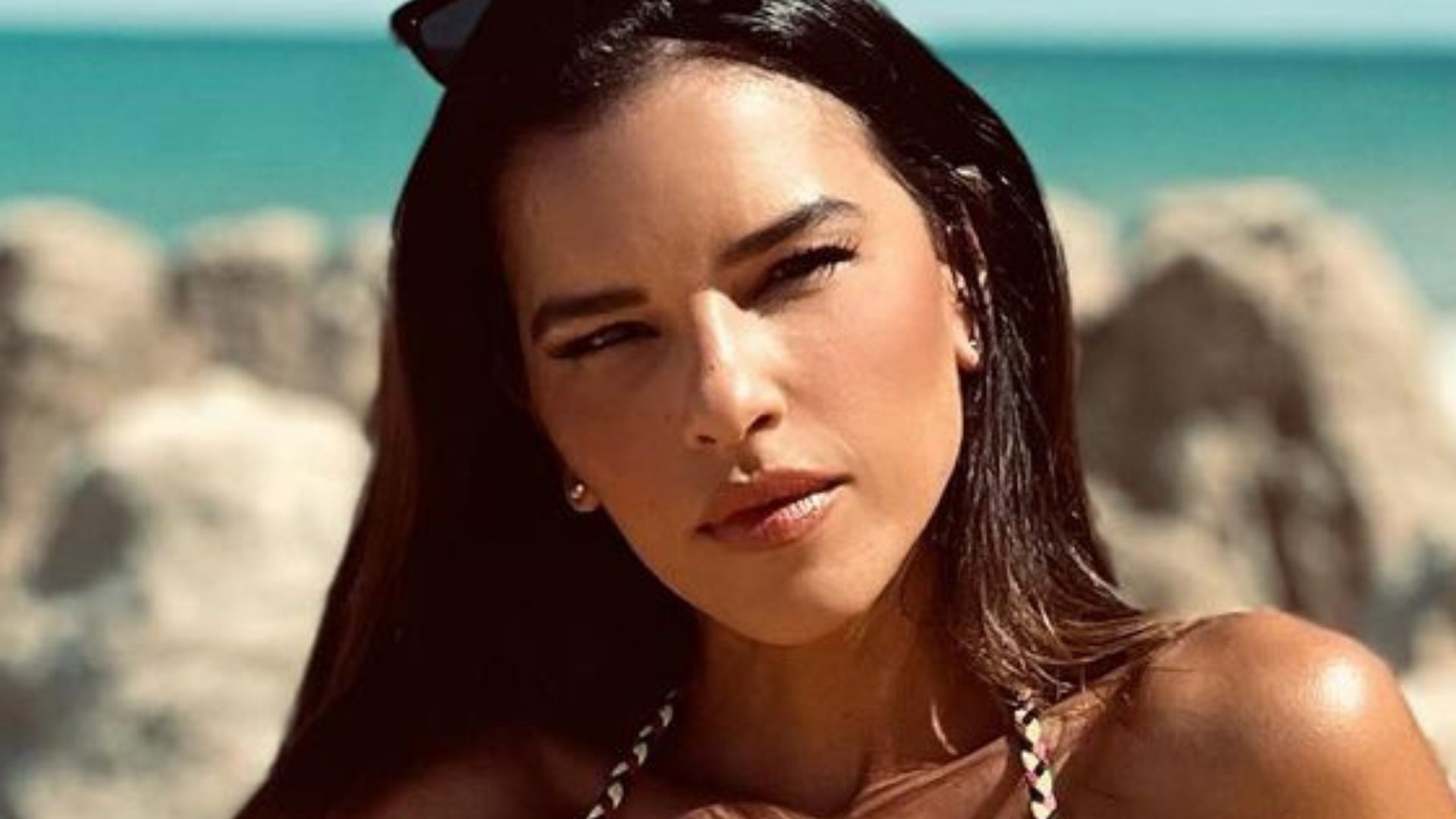 Mariana Rios sensualiza de biquíni e barriga negativa rouba olhares: “Monumento”