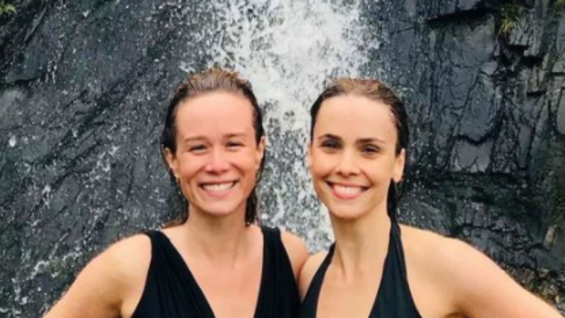 Gostosas aos 40: Mariana Ximenes e Debora Falabella posam de maiô e encantam os fãs