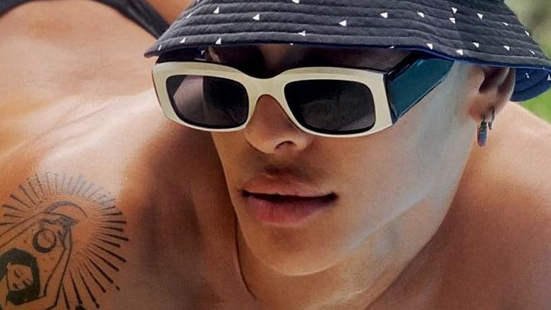 Pabllo Vittar deixa biquíni sumir no bumbum e fãs surtam: “Gostosa demais”