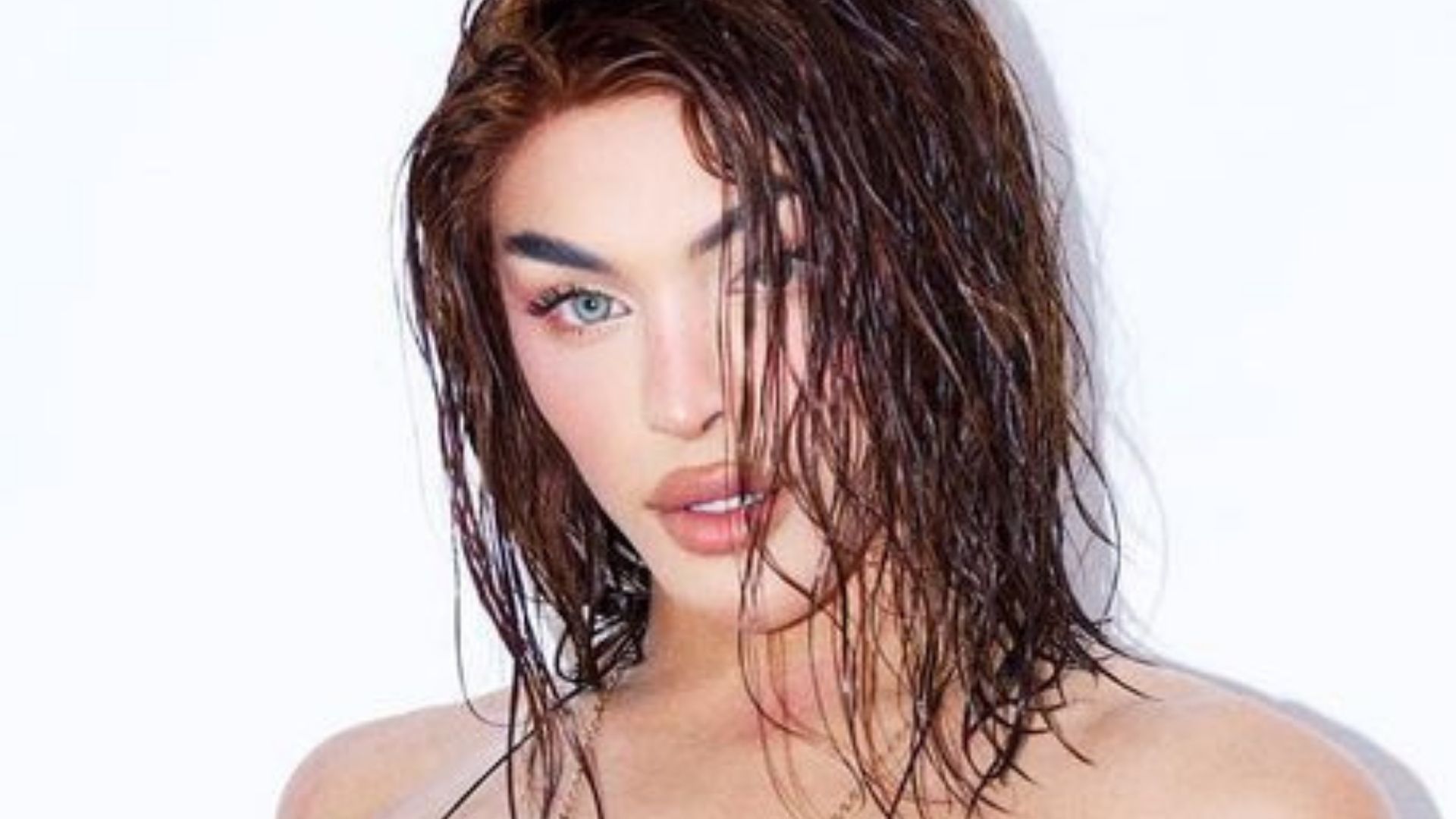 Pabllo Vittar se molha inteira de biquíni minúsculo e bumbum choca: “Rainha”