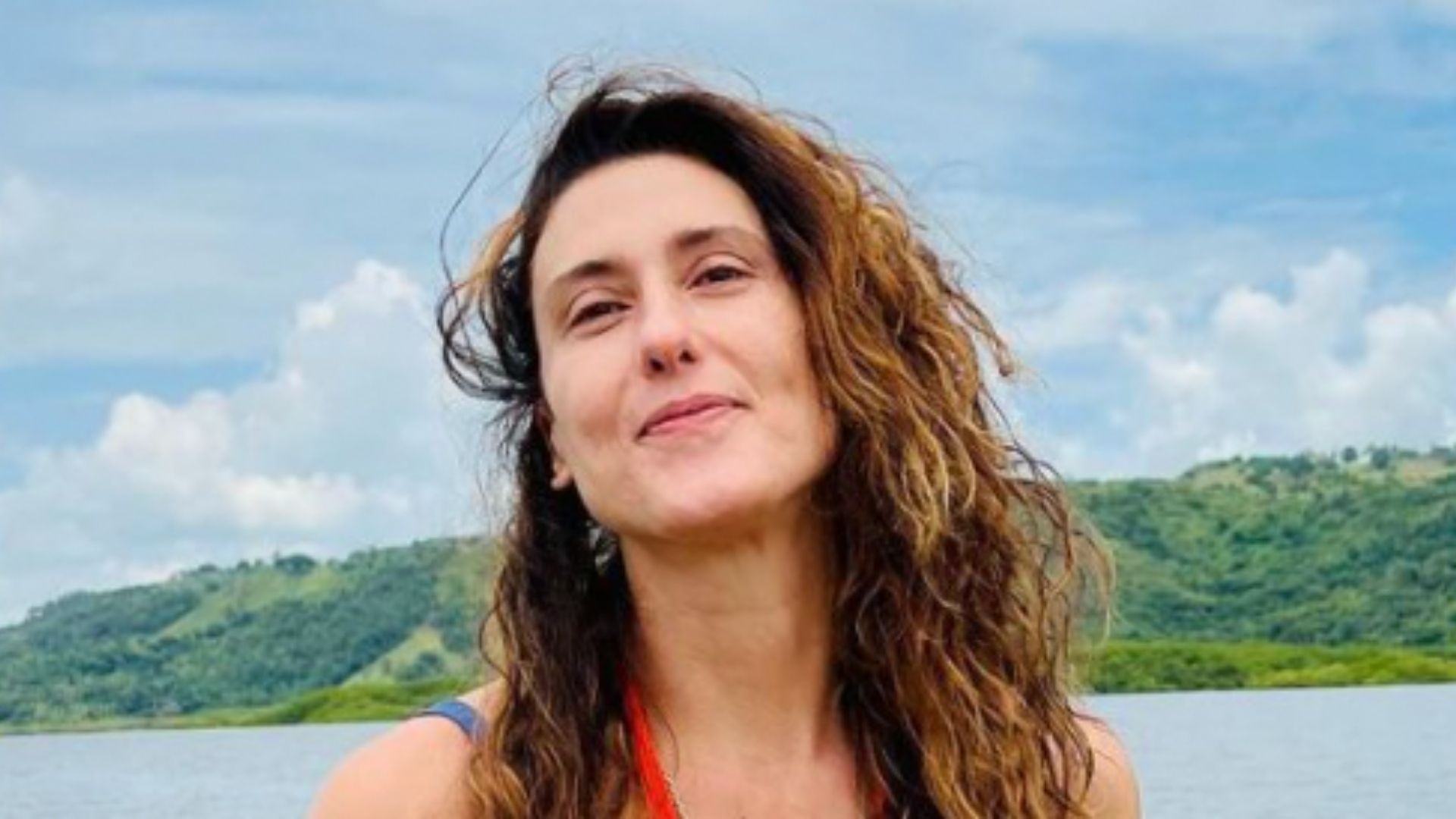 Aos 49 anos, Paola Carosella posa de maiô ao natural e encanta fãs: “Mulherão”
