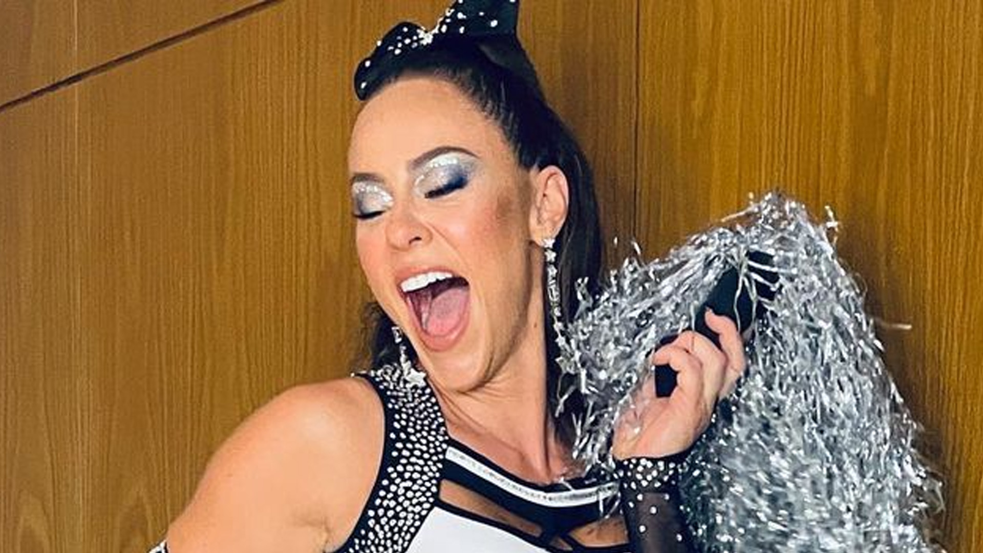 Paolla Oliveira rouba a cena em baile com Diogo Nogueira: “Espetáculo”