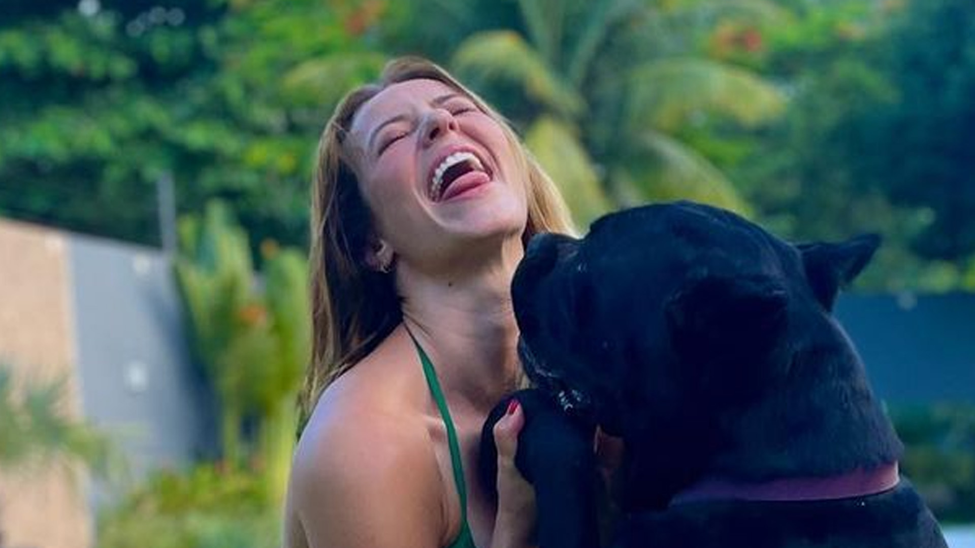Paolla Oliveira deixa bumbum e virilha à mostra com maiô cavado: “Sublime”