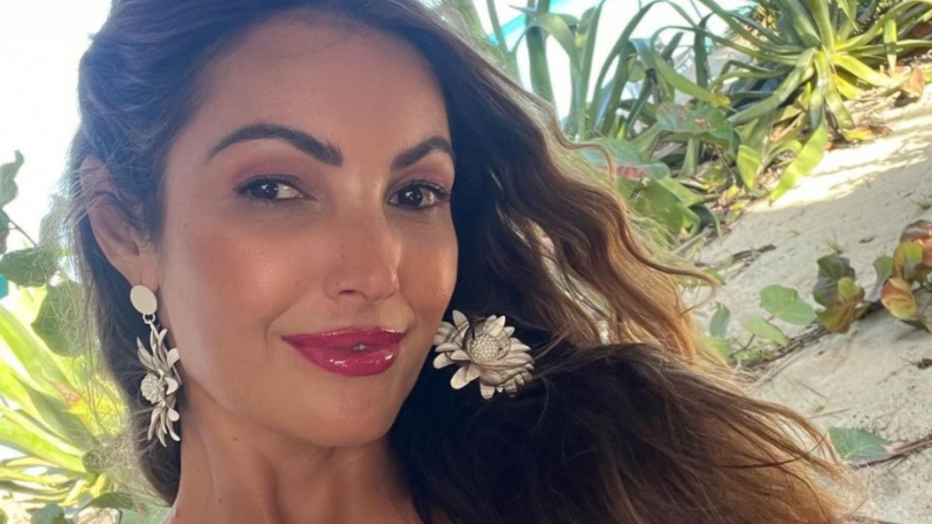 Aos 45 anos, Patrícia Poeta posa de maiô cavadíssimo: “Espetáculo de mulher”