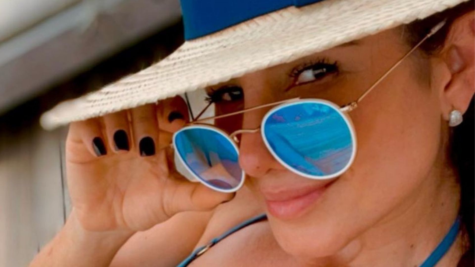 De biquíni, Paula Fernandes renova bronzeado em corpo magérrimo: “Plena”