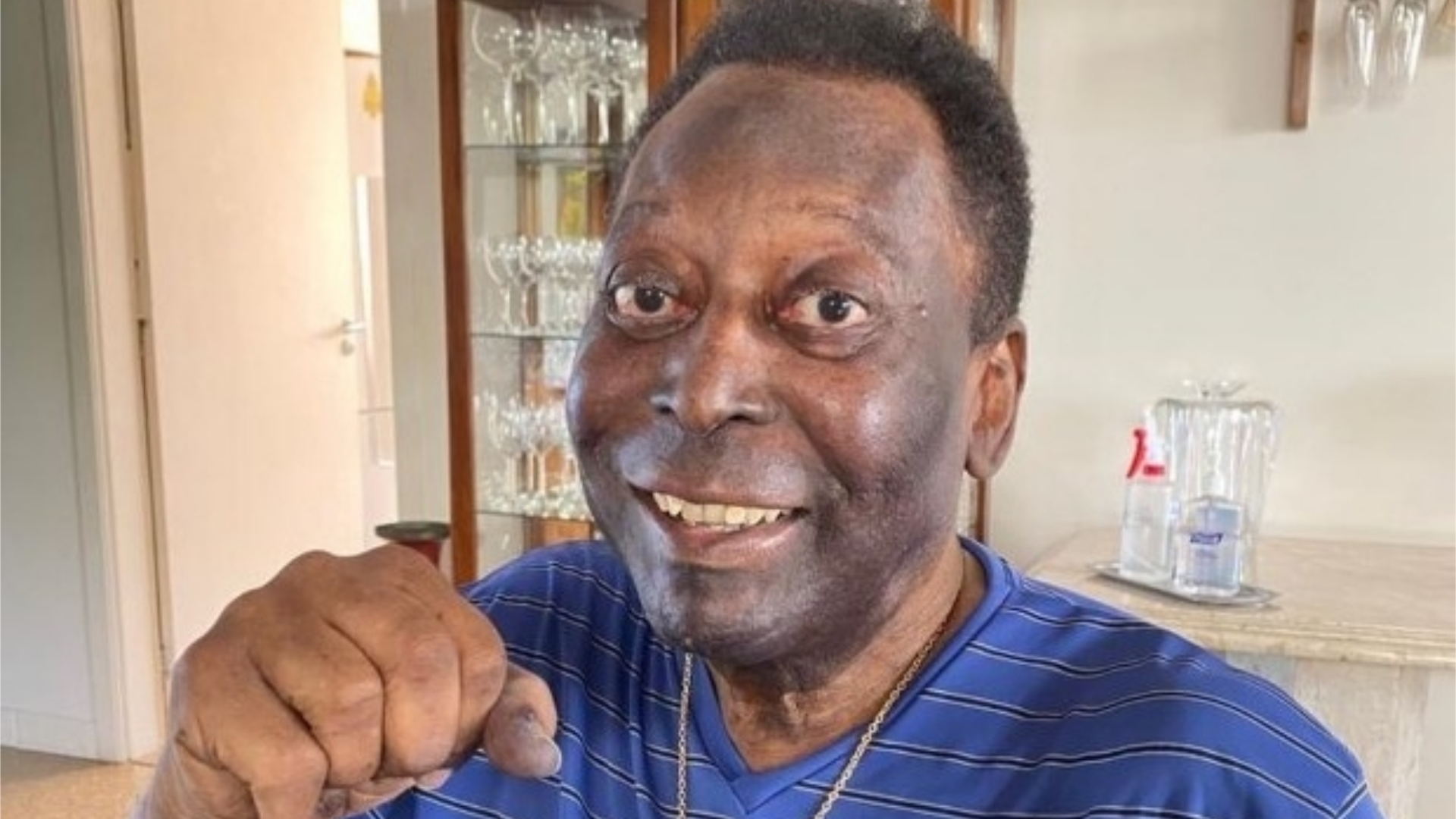 Pelé tranquiliza fãs após boatos sobre seu estado de saúde: “Não estou bonitão?”