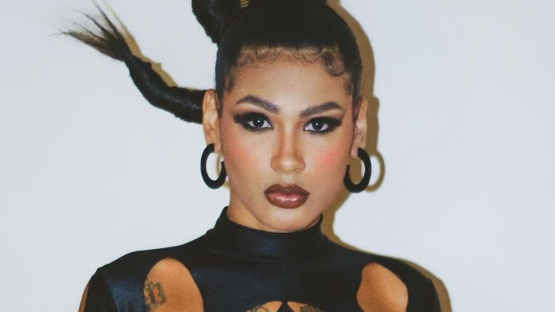 Sem lingerie, Pocah lidera bloquinho de Carnaval com look ‘furado’: “Icônica”