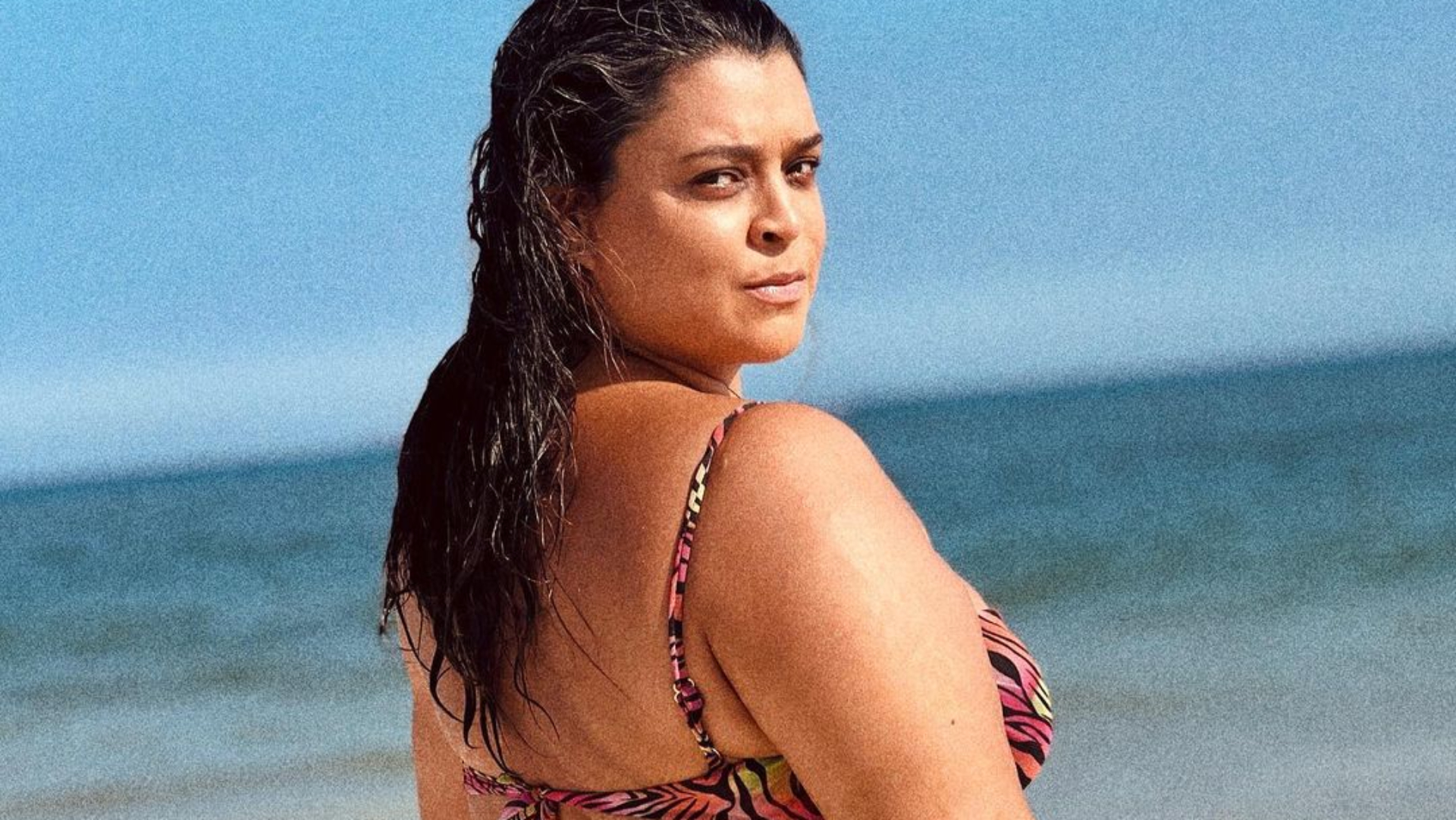 De biquíni fio-dental, Preta Gil coloca bumbum pra jogo e fãs babam: “Perfeita”