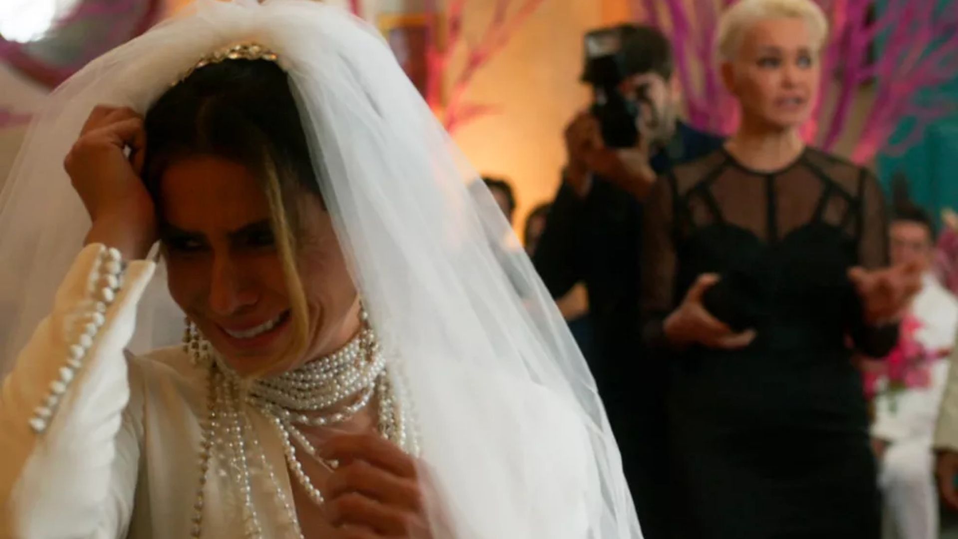 Quanto Mais Vida, Melhor!: Carmem arruína casamento de Paula: “Você conseguiu”