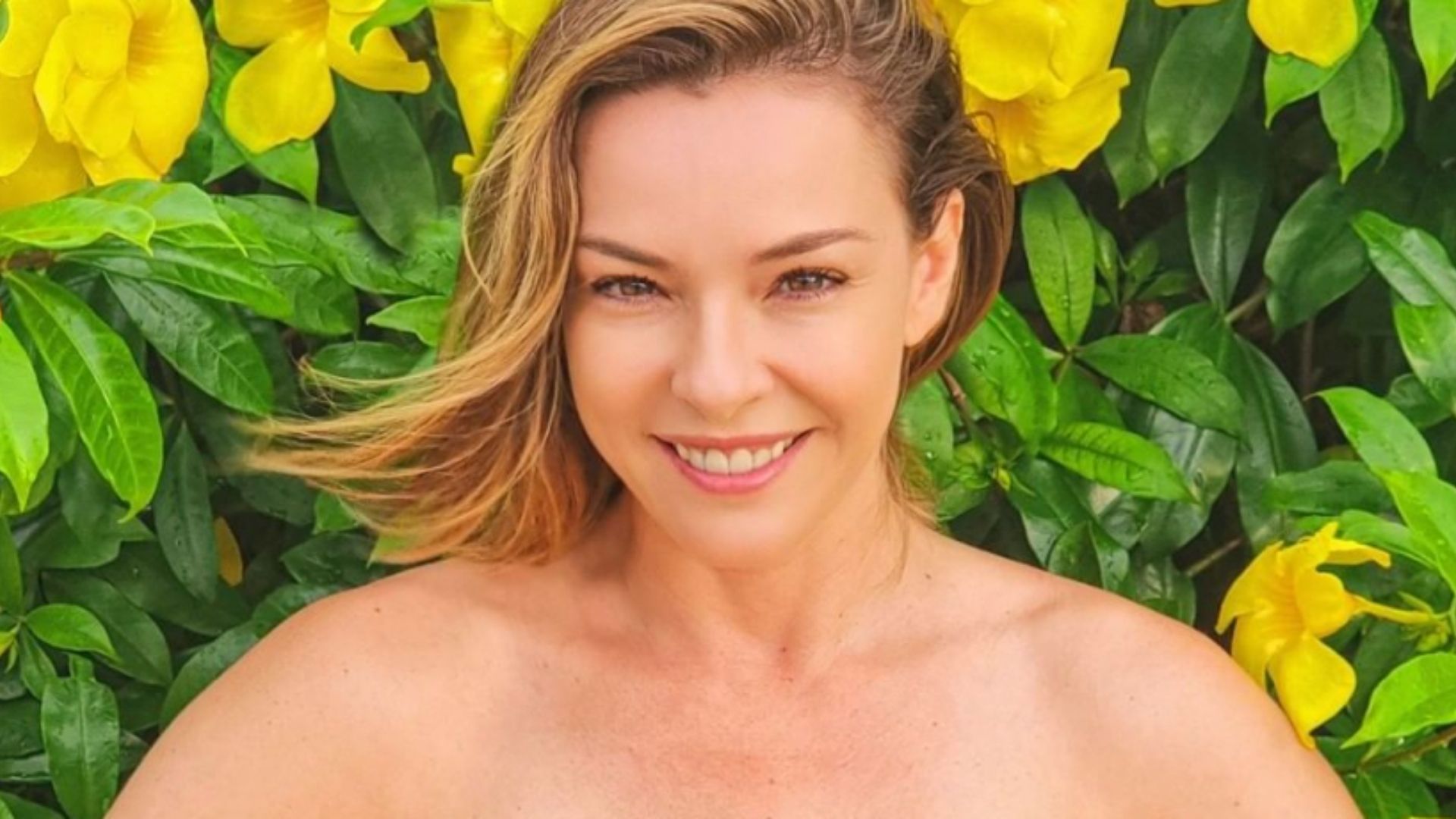 Aos 43 anos, Regiane Alves posa de biquíni sem alças e choca fãs: “Mocinha”