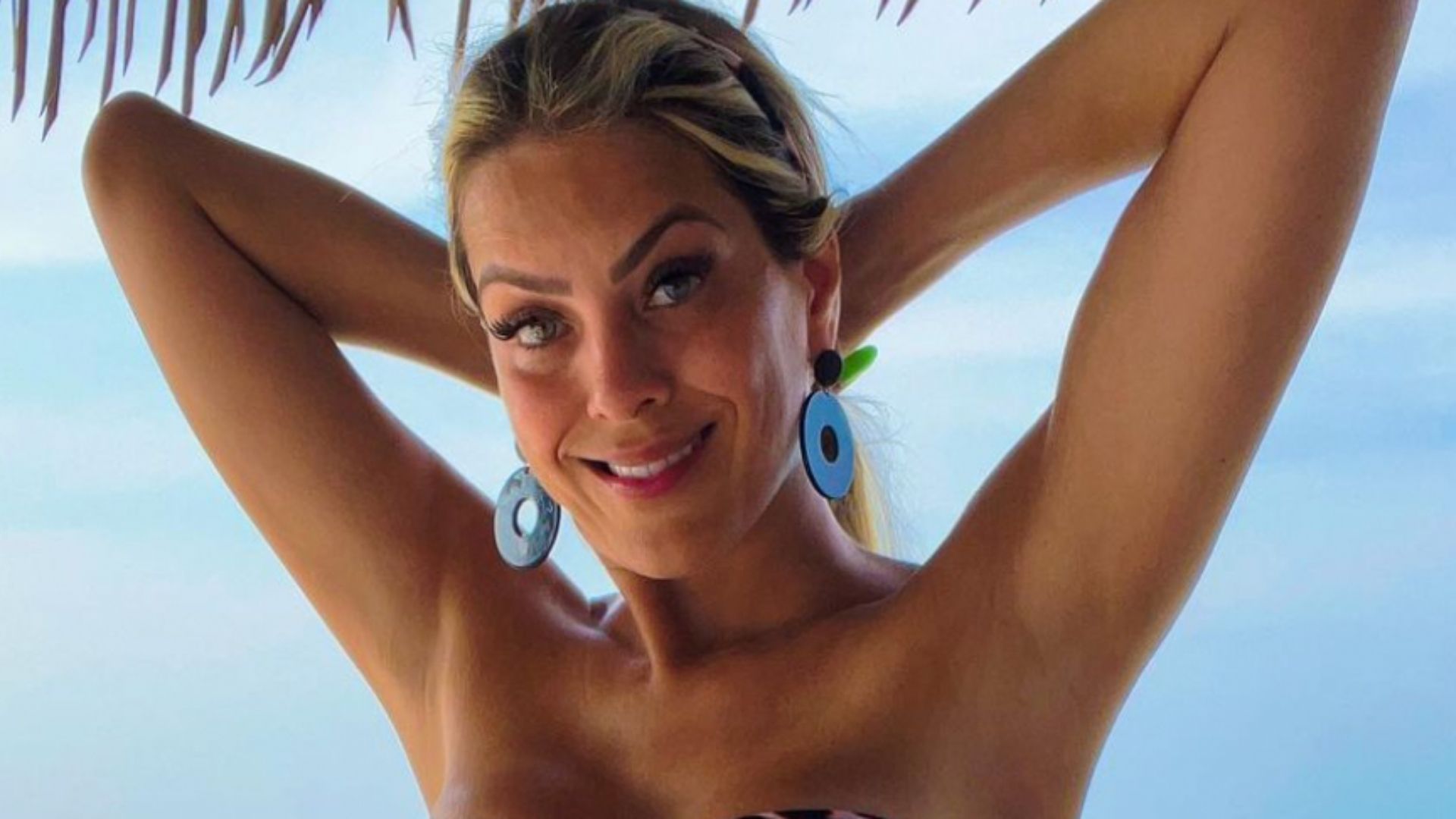 Aos 44 anos, Renata Fan choca com barriga trincada em foto de biquíni: “Foco”