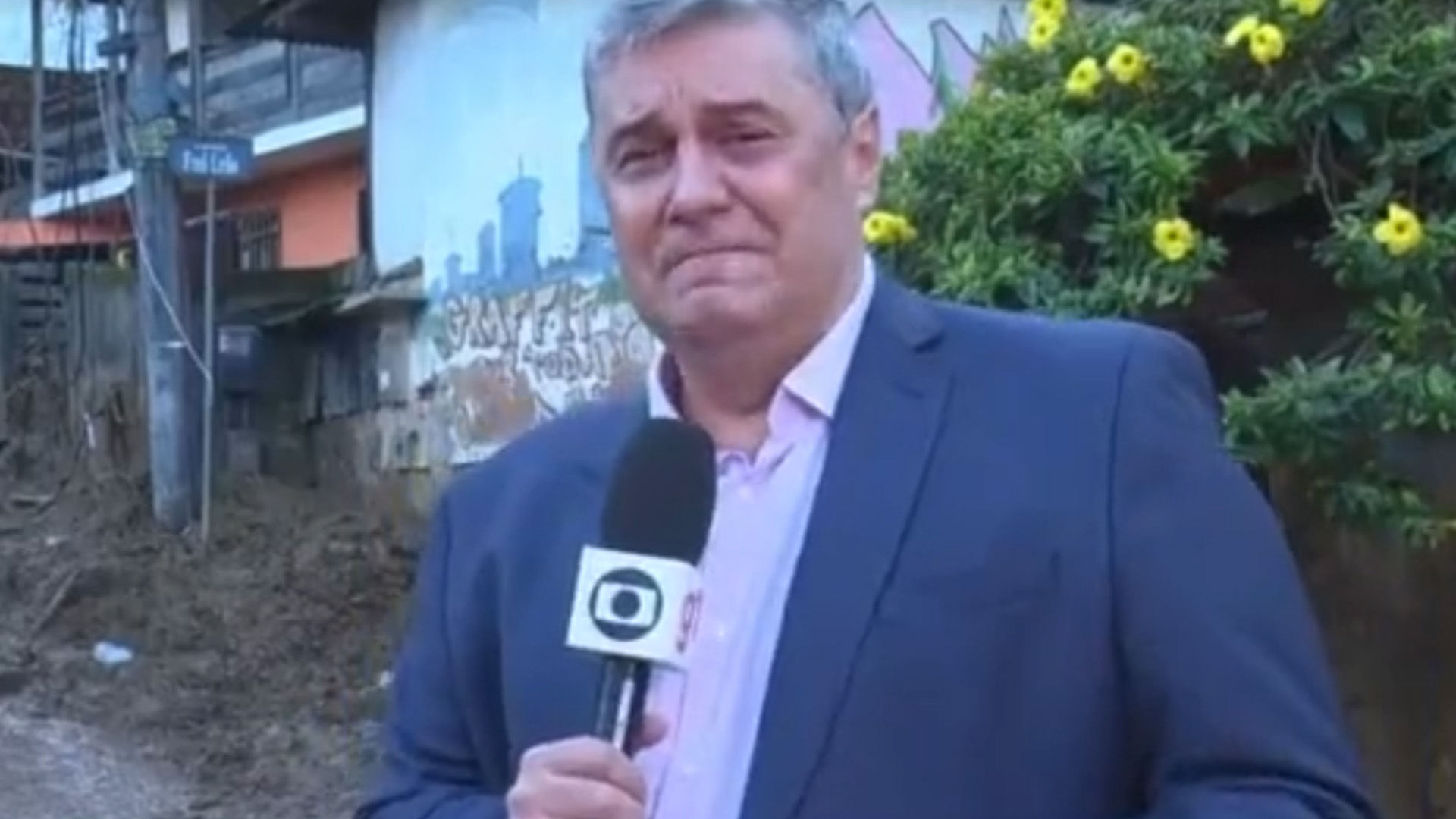 Repórter da Globo cai no choro na cobertura de Petrópolis: “Muito difícil”