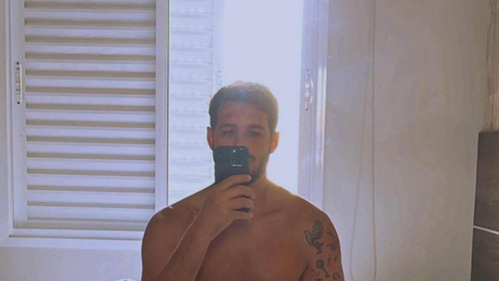 Gente? Ex-BBB Rodrigo Mussi posa na cama em clique indiscreto: “Delícia”