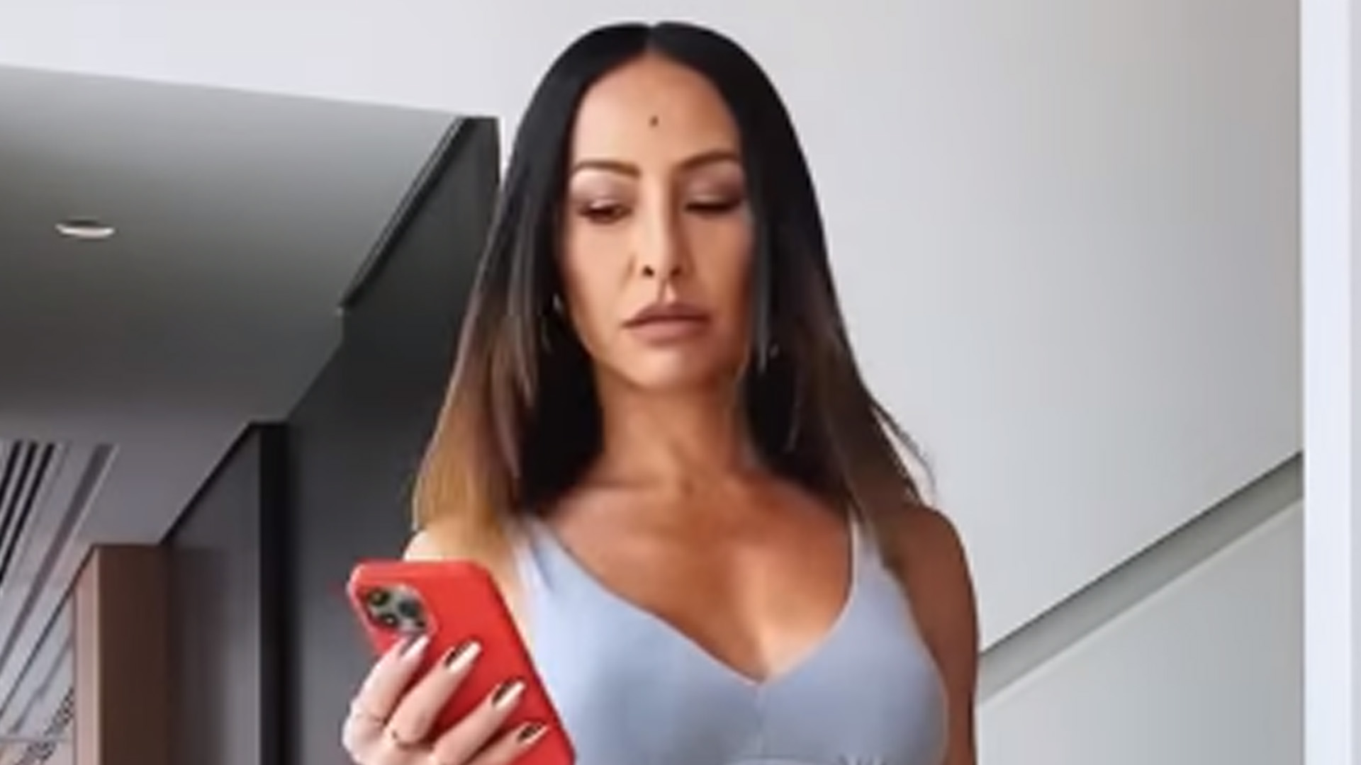 Sabrina Sato desfila só de sutiã e calcinha e fãs surtam: “Espetáculo”