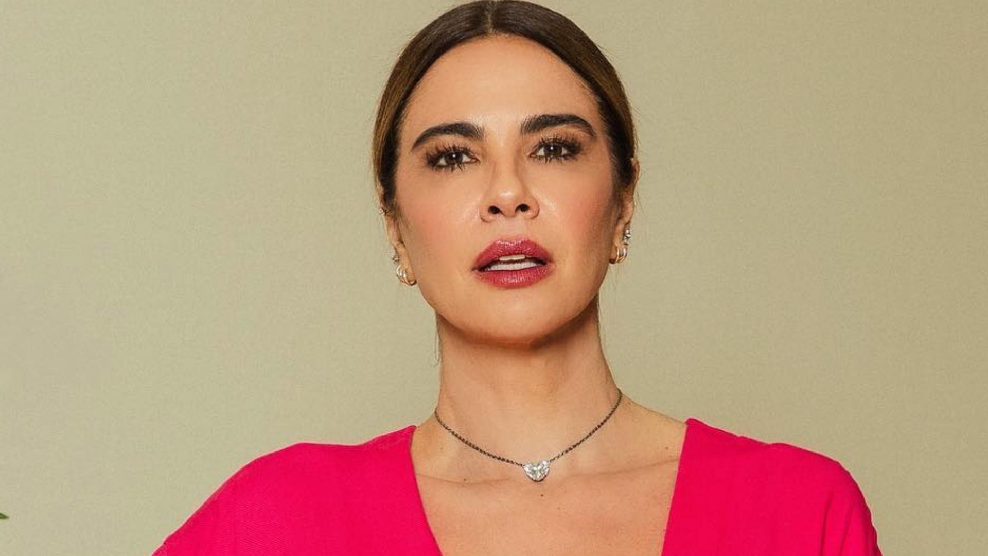 Sensual, Luciana Gimenez aposta em decote generoso e impressiona: “Gata”