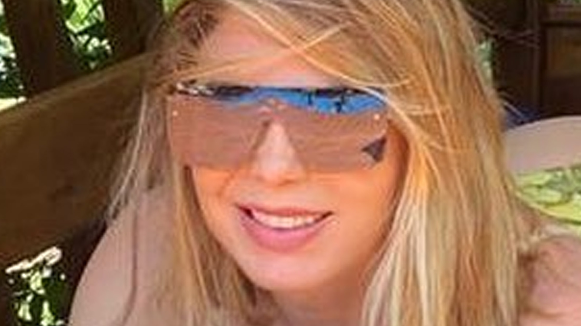 Sheila Mello aparece de biquíni e decotão rouba a cena: “Quase não cabe”