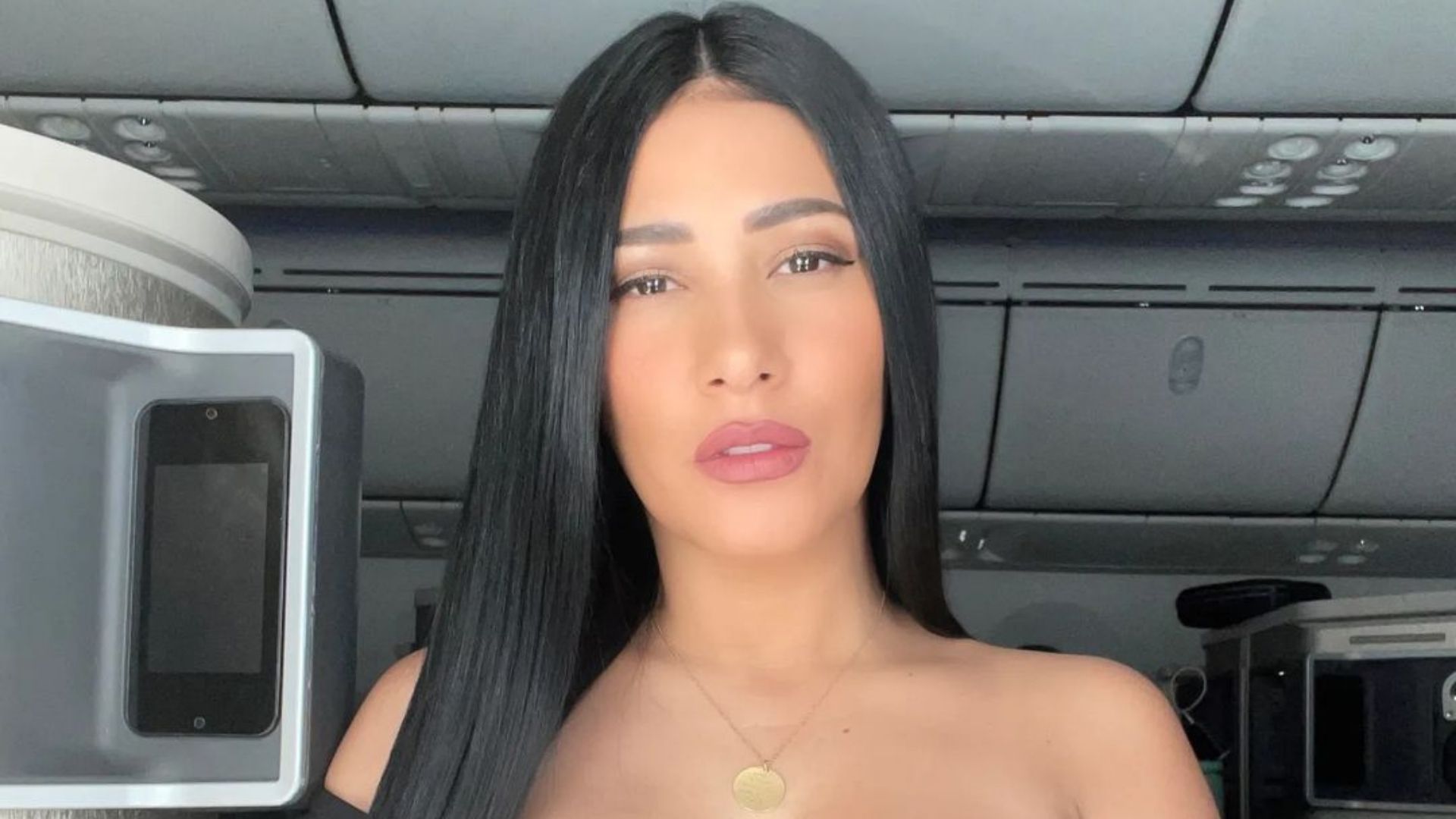Simaria aposta em decotão generoso para voo internacional: “Dando close”