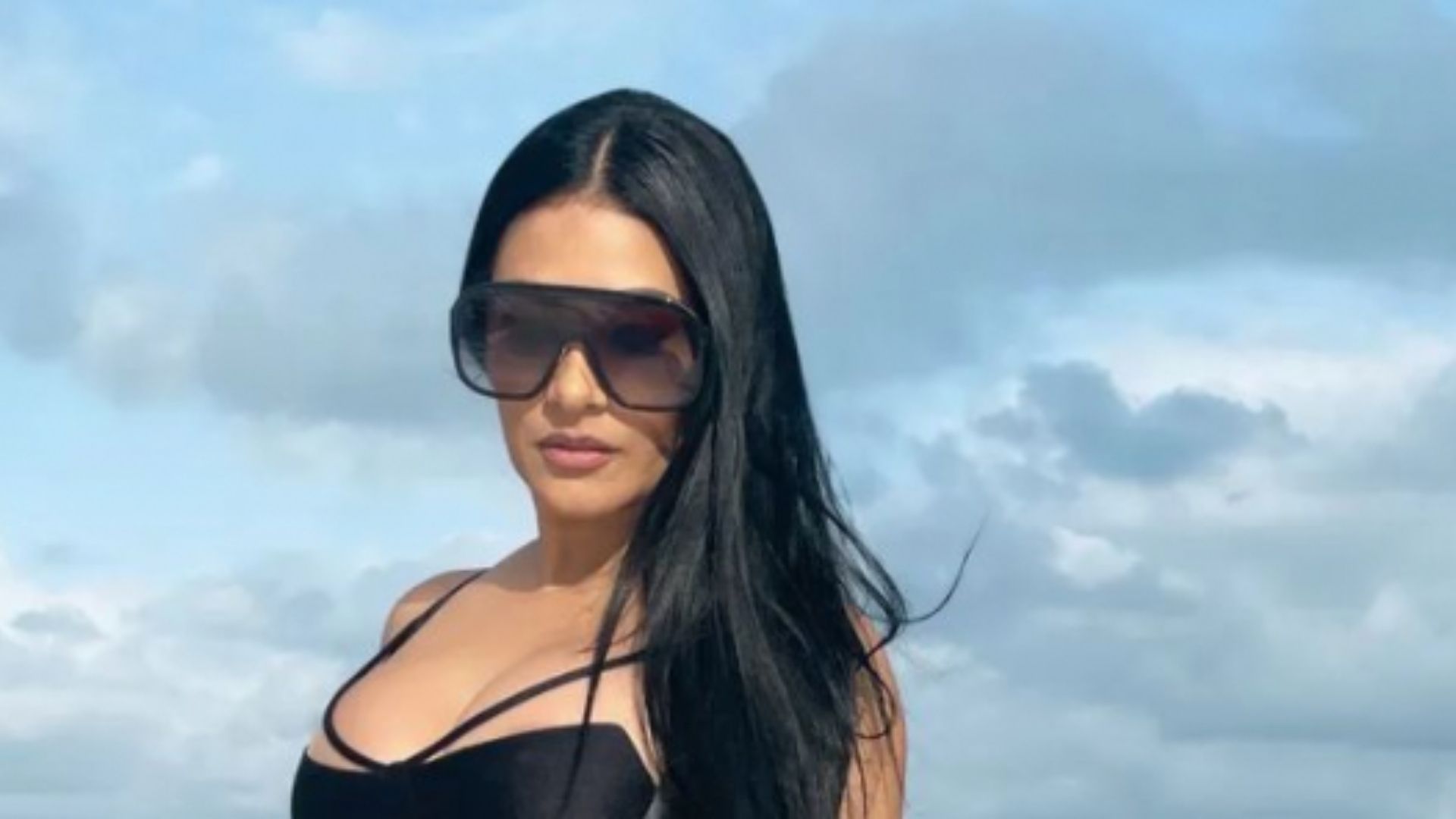 Simaria posa em iate luxuoso com maiô cavadíssimo: “O close da gata”