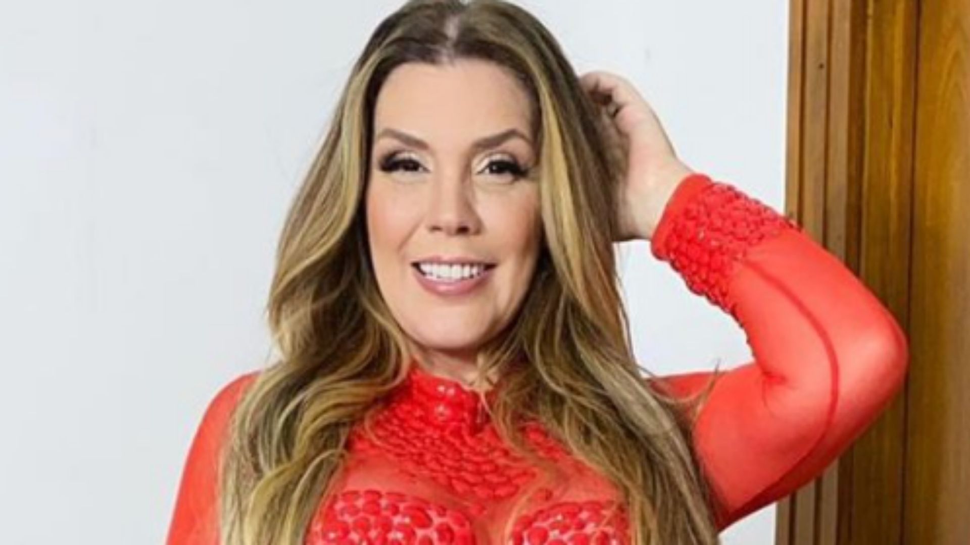 Aos 45 anos, Simony sai de casa com look todo transparente: “Que corpão”