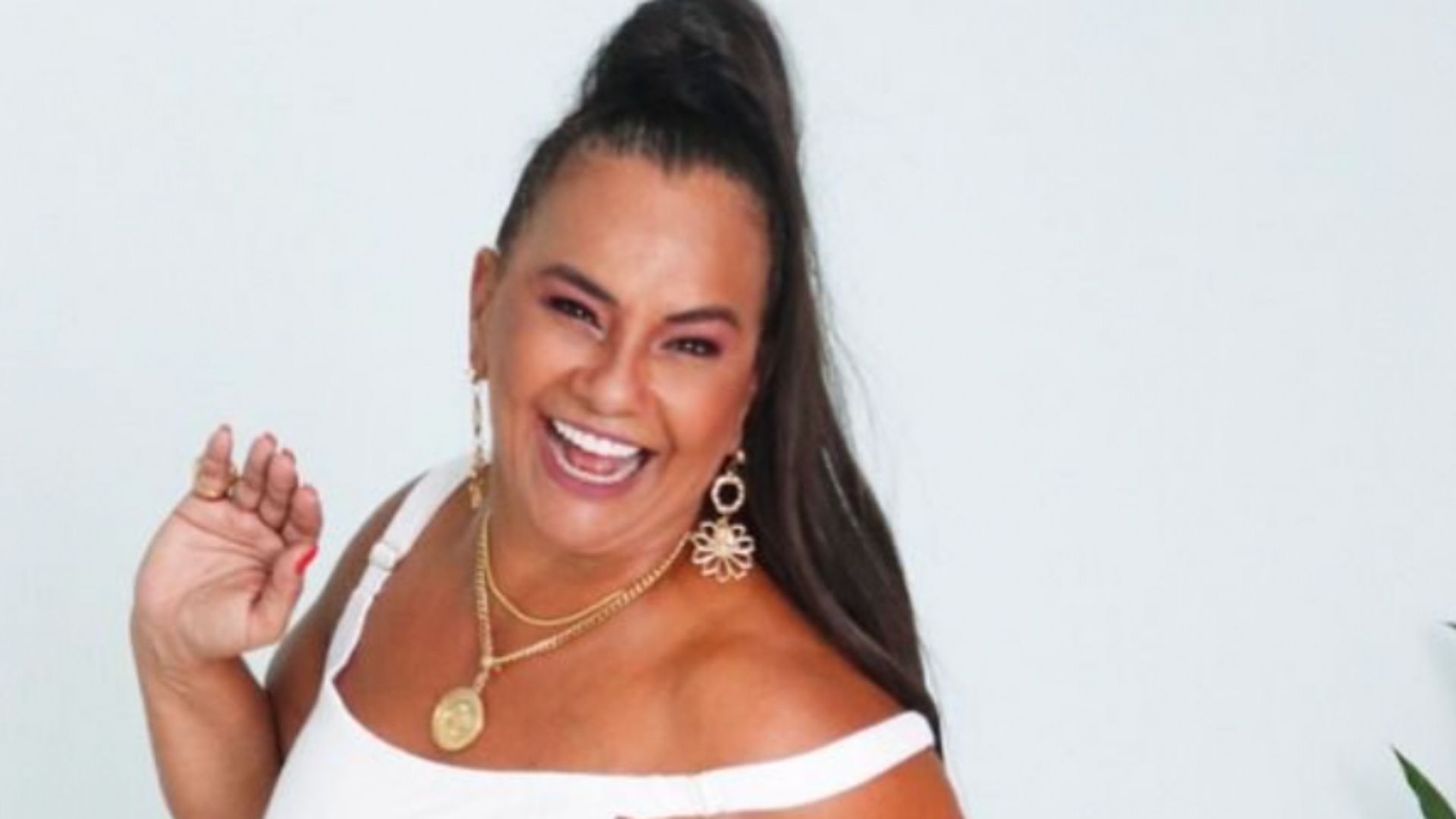 Separada, Solange Couto coloca vestido curtíssimo e saltão: “Não estou morta”