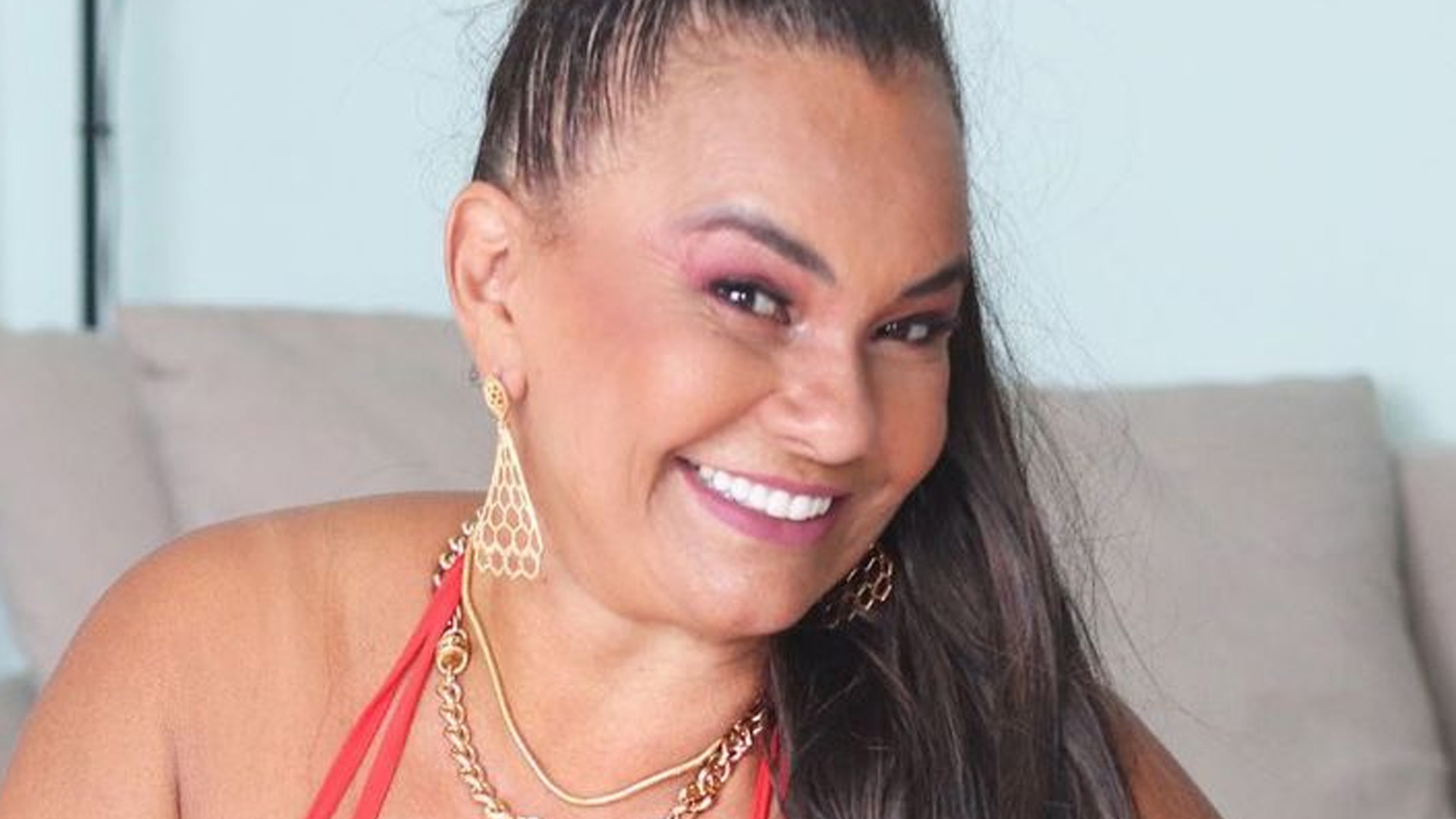 Solange Couto aparece com decote até o umbigo: “Muita gostosura”
