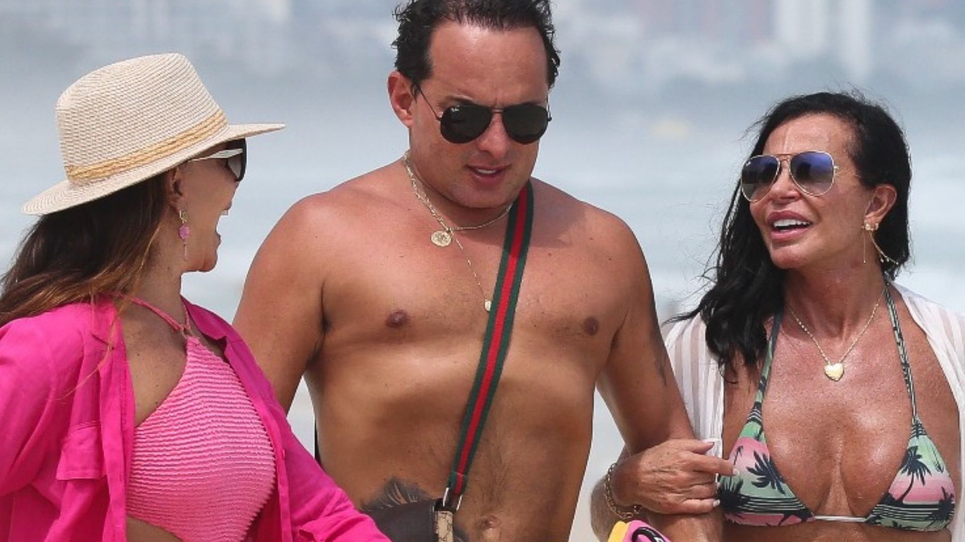 Que dupla! Gretchen vai de fio-dental à praia com a irmã, Sula Miranda