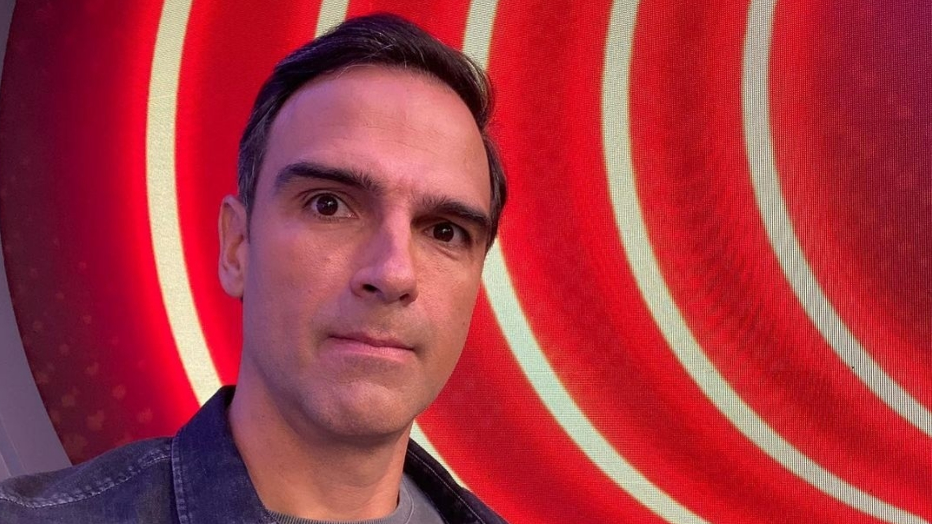 BBB22: Tadeu Schmidt revela isolamento e mostra “casa de vidro” da sua família