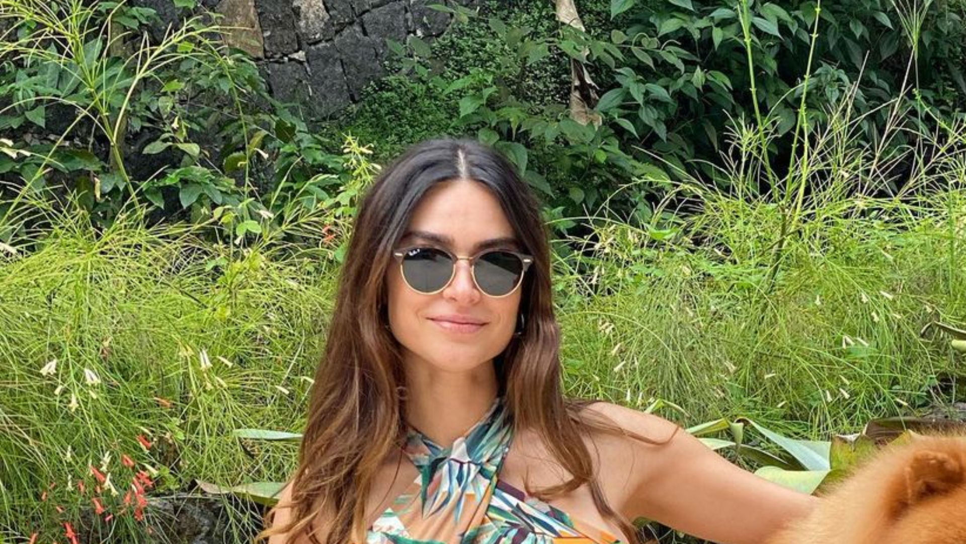 Dois meses após dar à luz, Thaila Ayala exibe barriga trincada: “Fala o segredo”