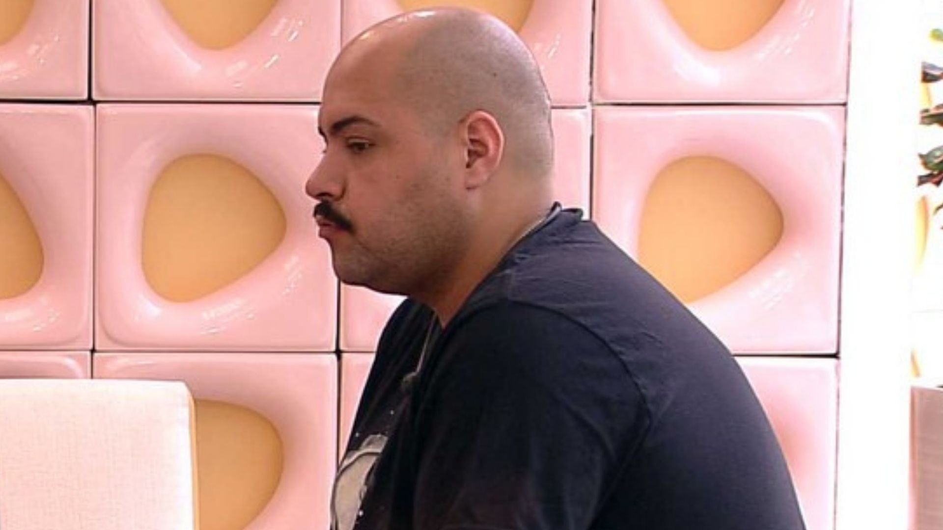 BBB22: Abatido, Tiago Abravanel faz comunicado aos brothers: “Vou vazar”