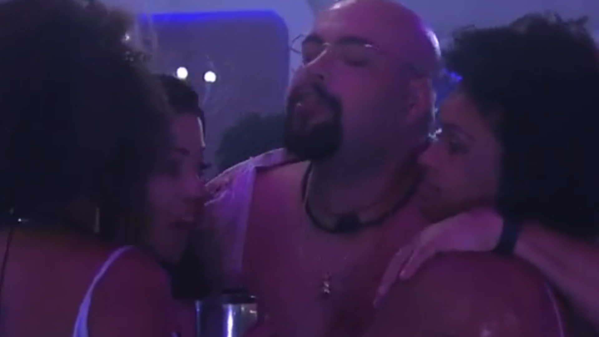 BBB22: Tiago Abravanel bebe demais e paga mico: “Mijei na calça”
