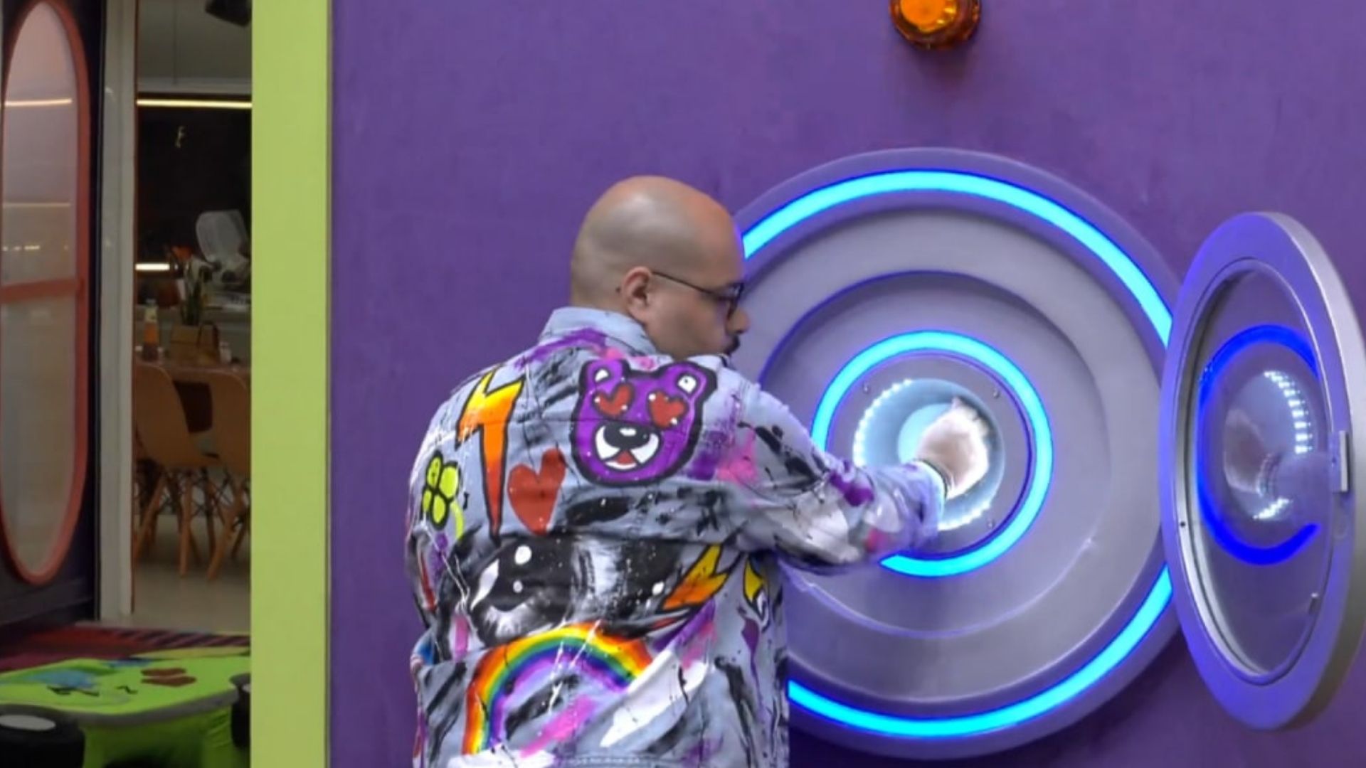 Urgente: Tiago Abravanel distrai brothers, aperta botão e desiste do BBB22
