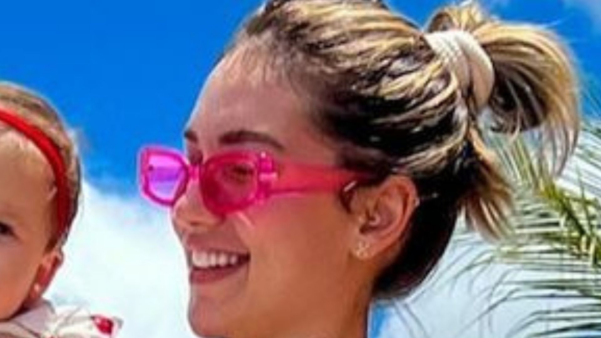 De biquíni, Virginia Fonseca puxa calcinha até o limite em dia de piscina: “Musa”